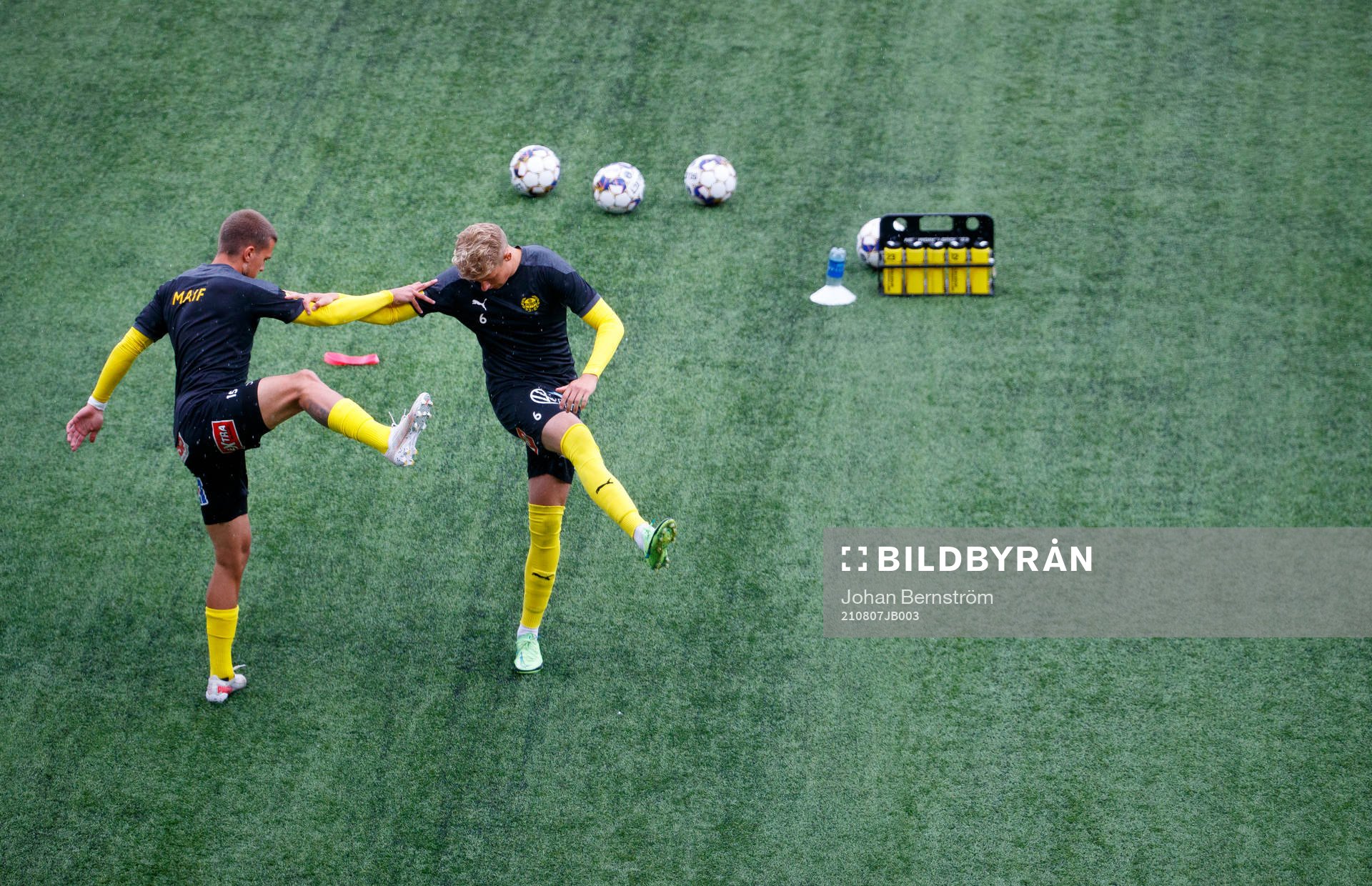 Mjällbys Ivan Kricak och Eric Björkander värmer upp