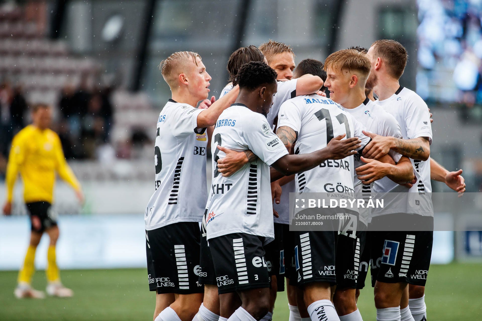 Örebros Nahir Besara jublar med lagkamrater