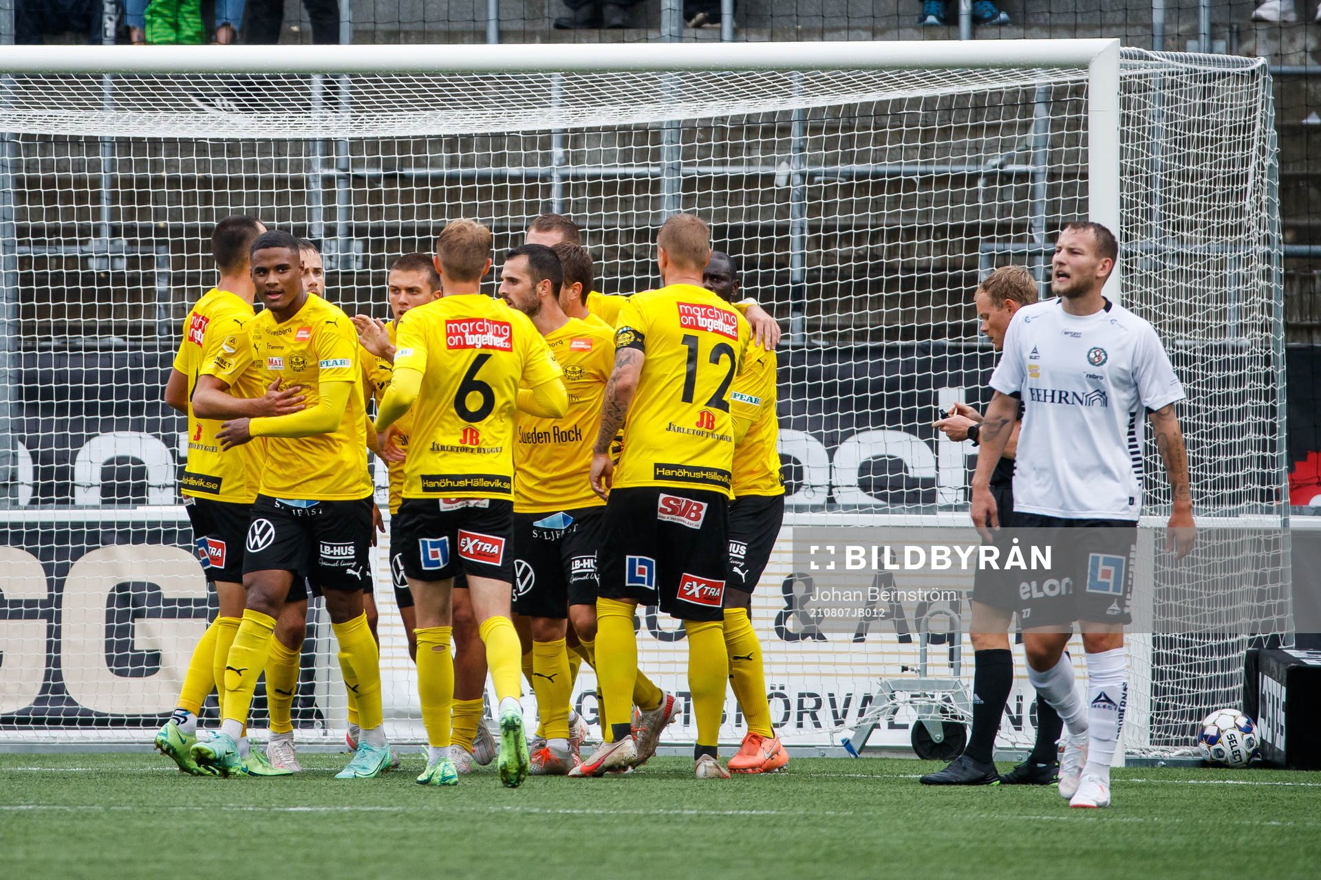 Mjällbys Joel Nilsson jublar med lagkamrater