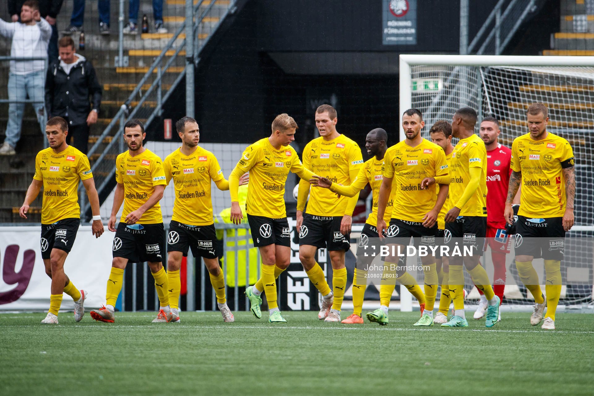 Mjällbys Joel Nilsson jublar med lagkamrater efter 1-1 under fotbollsmatchen i Allsvenskan mellan Örebro och Mjällby den 7 augusti 2021 i Örebro.
