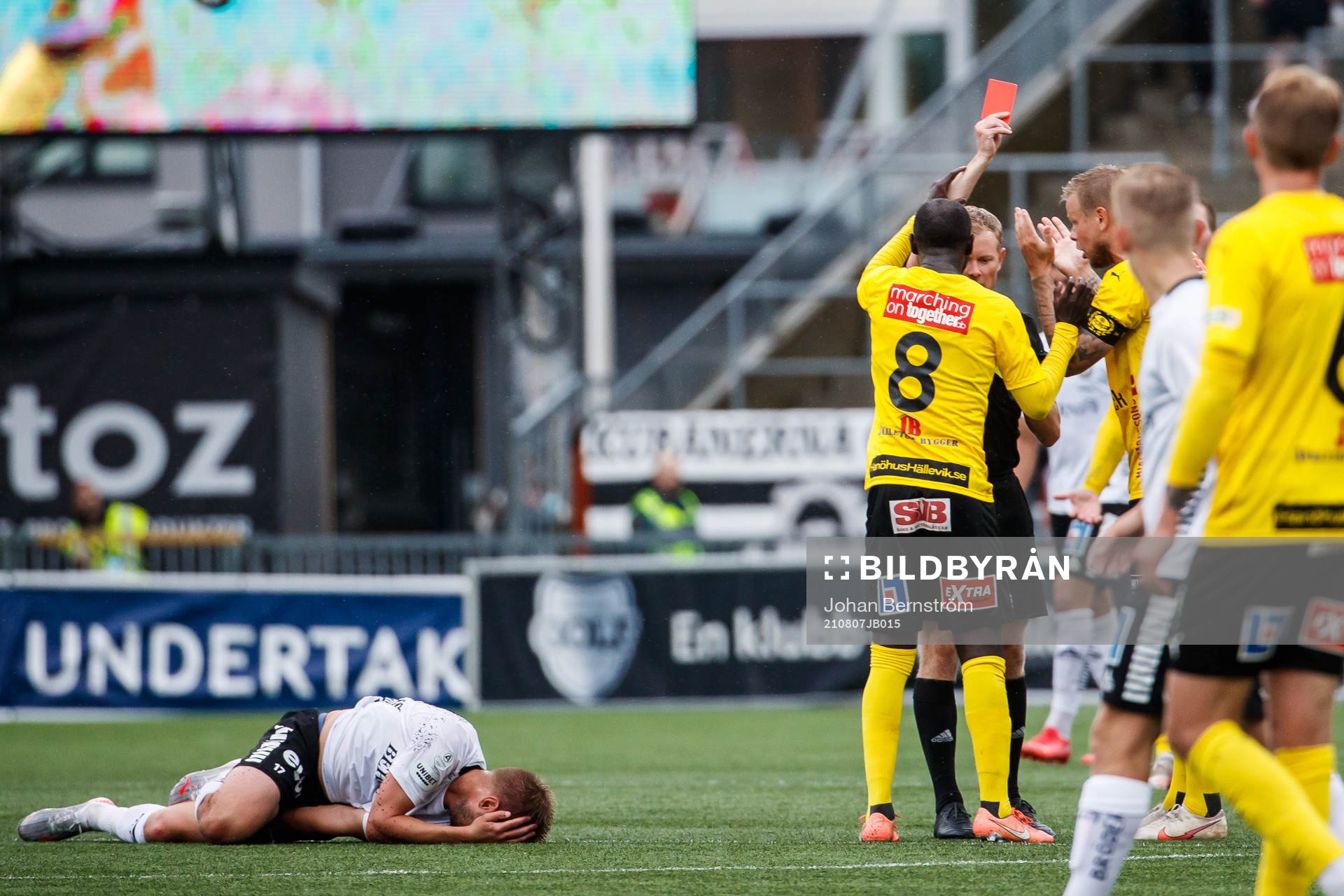 Mjällbys Enock Kofi Adu får ett rött kort under fotbollsmatchen i Allsvenskan mellan Örebro och Mjällby den 7 augusti 2021 i Örebro. 