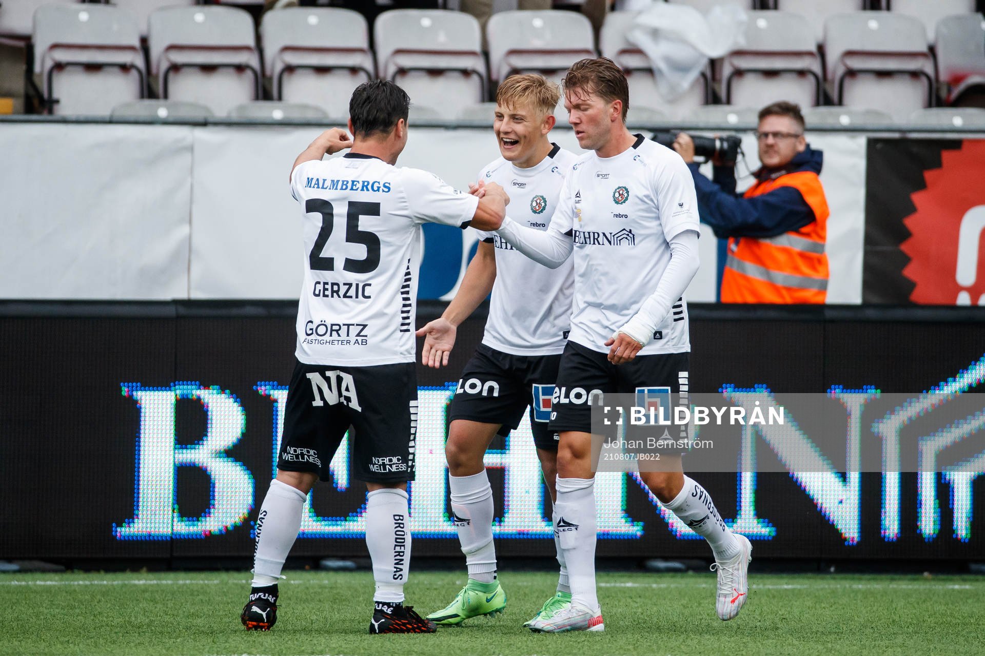 Örebros Dennis Collander jublar