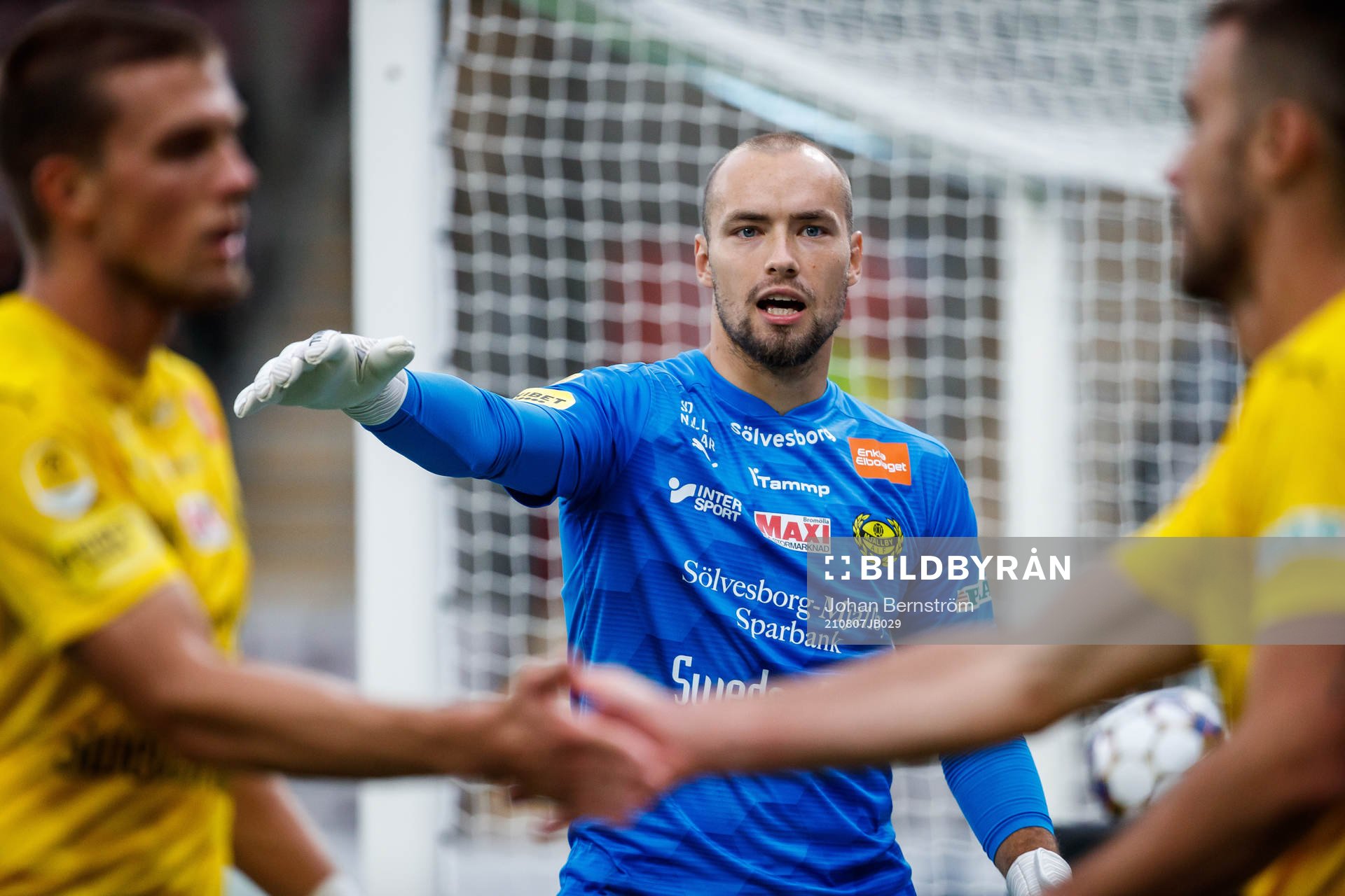 Mjällbys målvakt Carl-Johan Eriksson efter fotbollsmatchen i Allsvenskan mellan Örebro och Mjällby den 7 augusti 2021 i Örebro. 