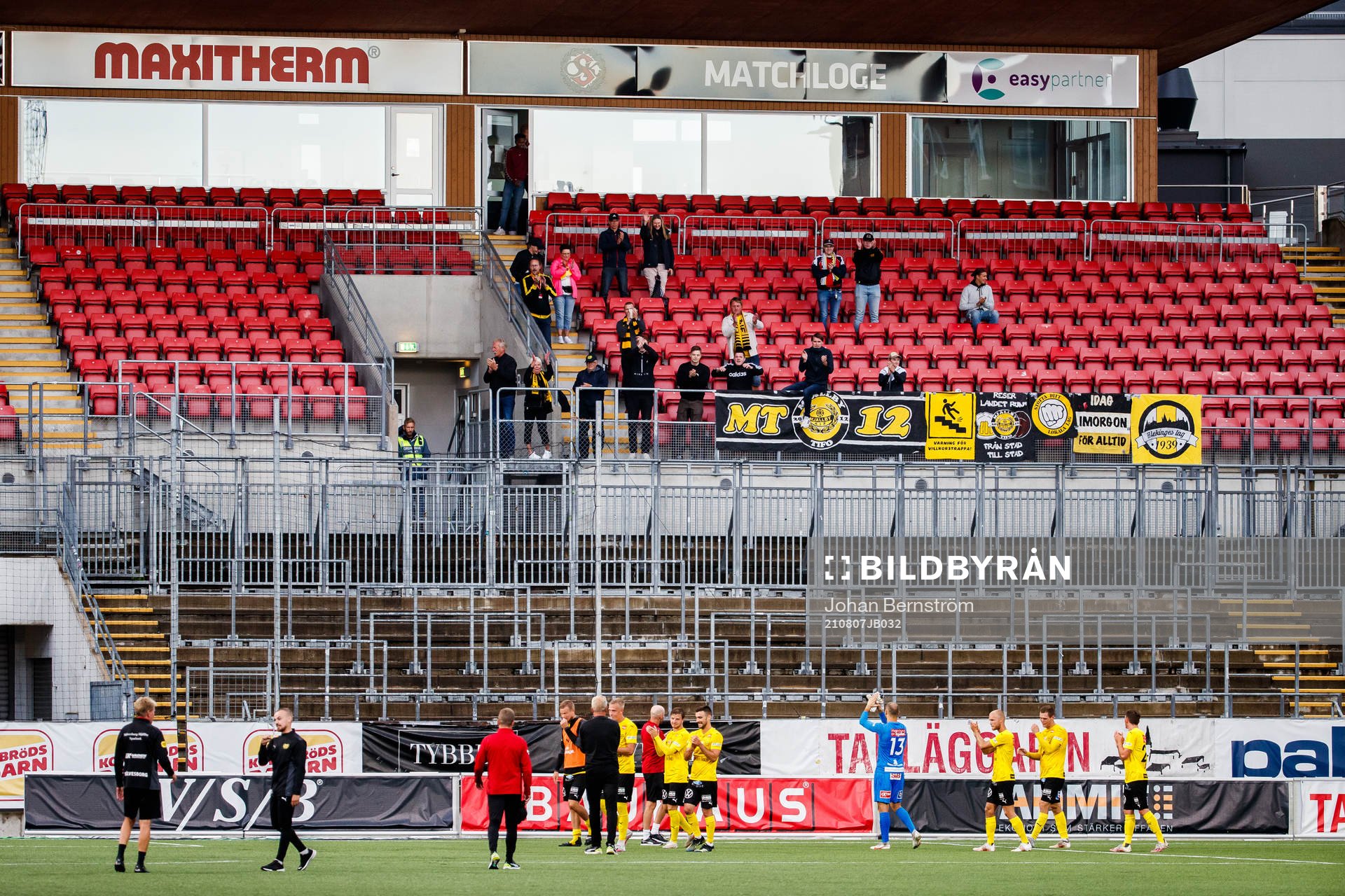 Mjällbys spelare tackar publiken