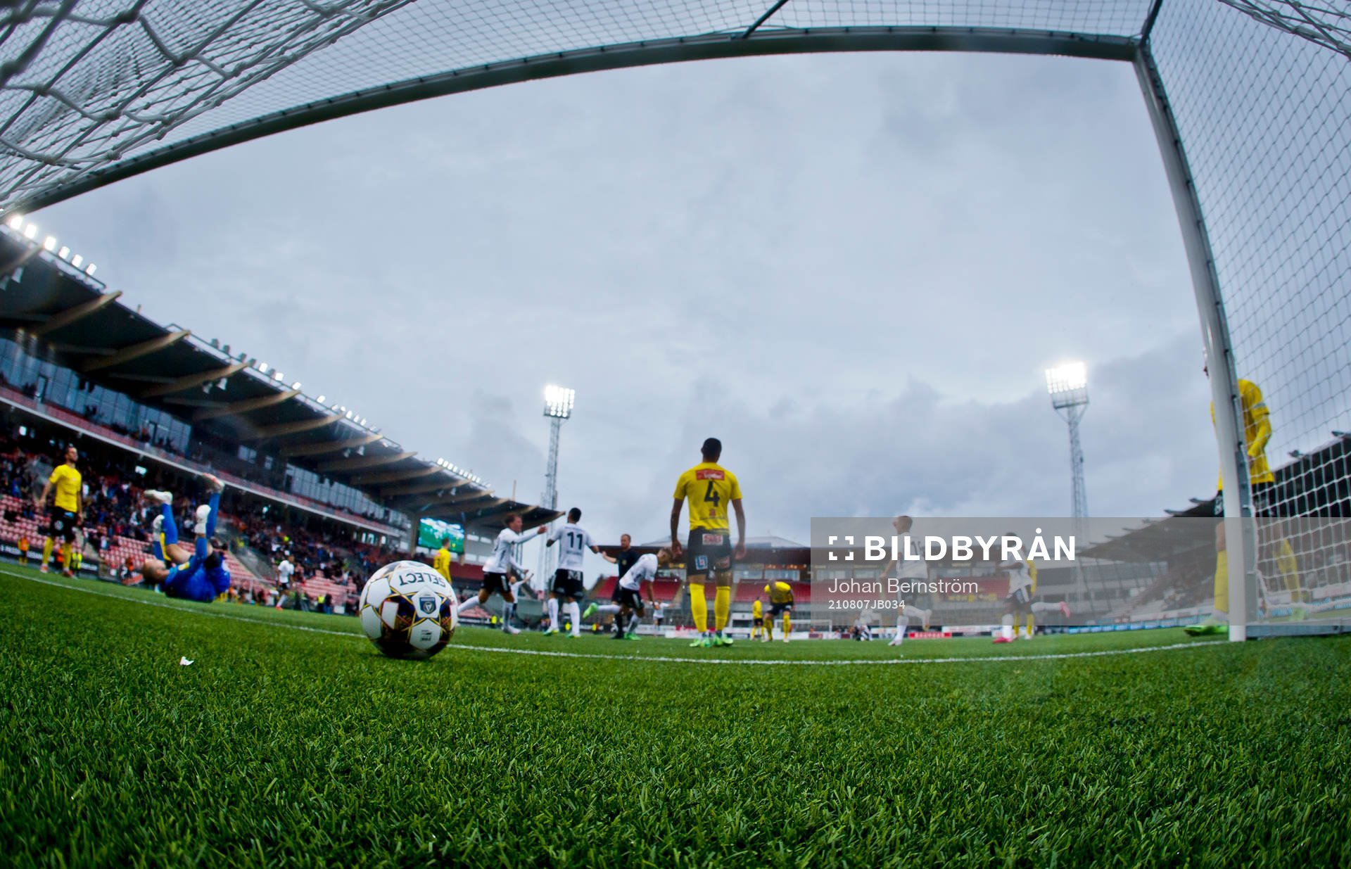 Bollen i mål vid Örebros Dennis Collander 2-1 mål
