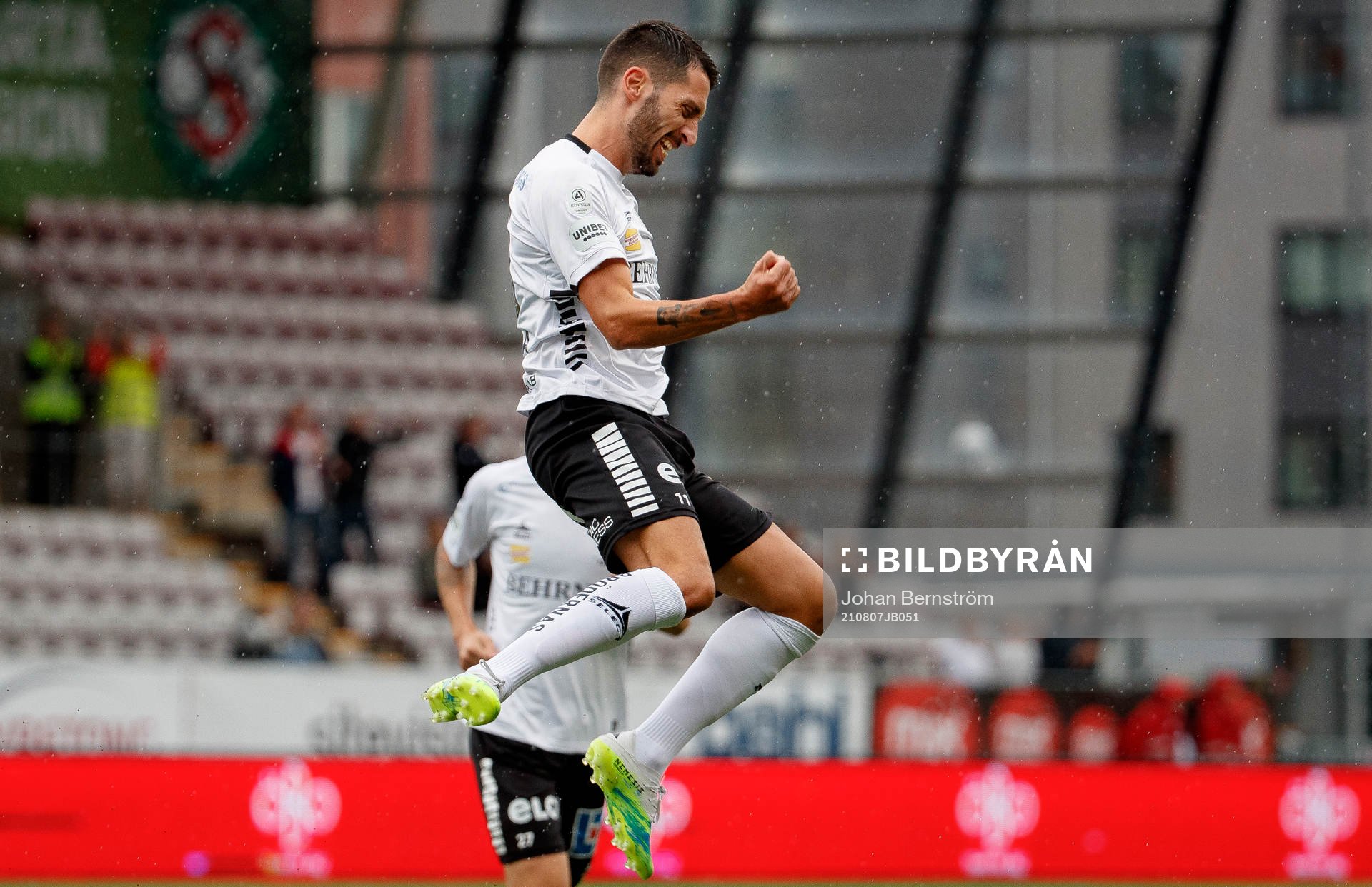 Örebros Nahir Besara gör 1-0 och jublar under fotbollsmatchen i Allsvenskan mellan Örebro och Mjällby den 7 augusti 2021 i Örebro. 