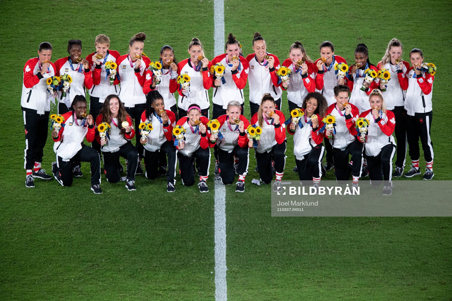 Players of Canada celebrates after the women’s football final during day 14 of the Tokyo 2020 Olympic Games on August 6, 2021 in Tokyo.