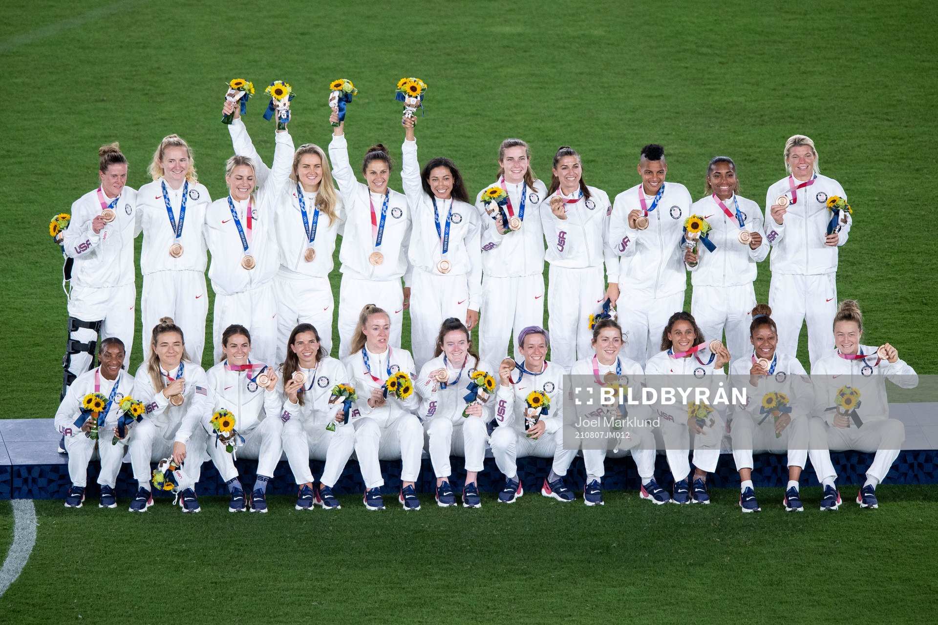 Players of Unites states celebrates their bronze medal after the women’s football final during day 14 of the Tokyo 2020 Olympic Games on August 6, 2021 in Tokyo.