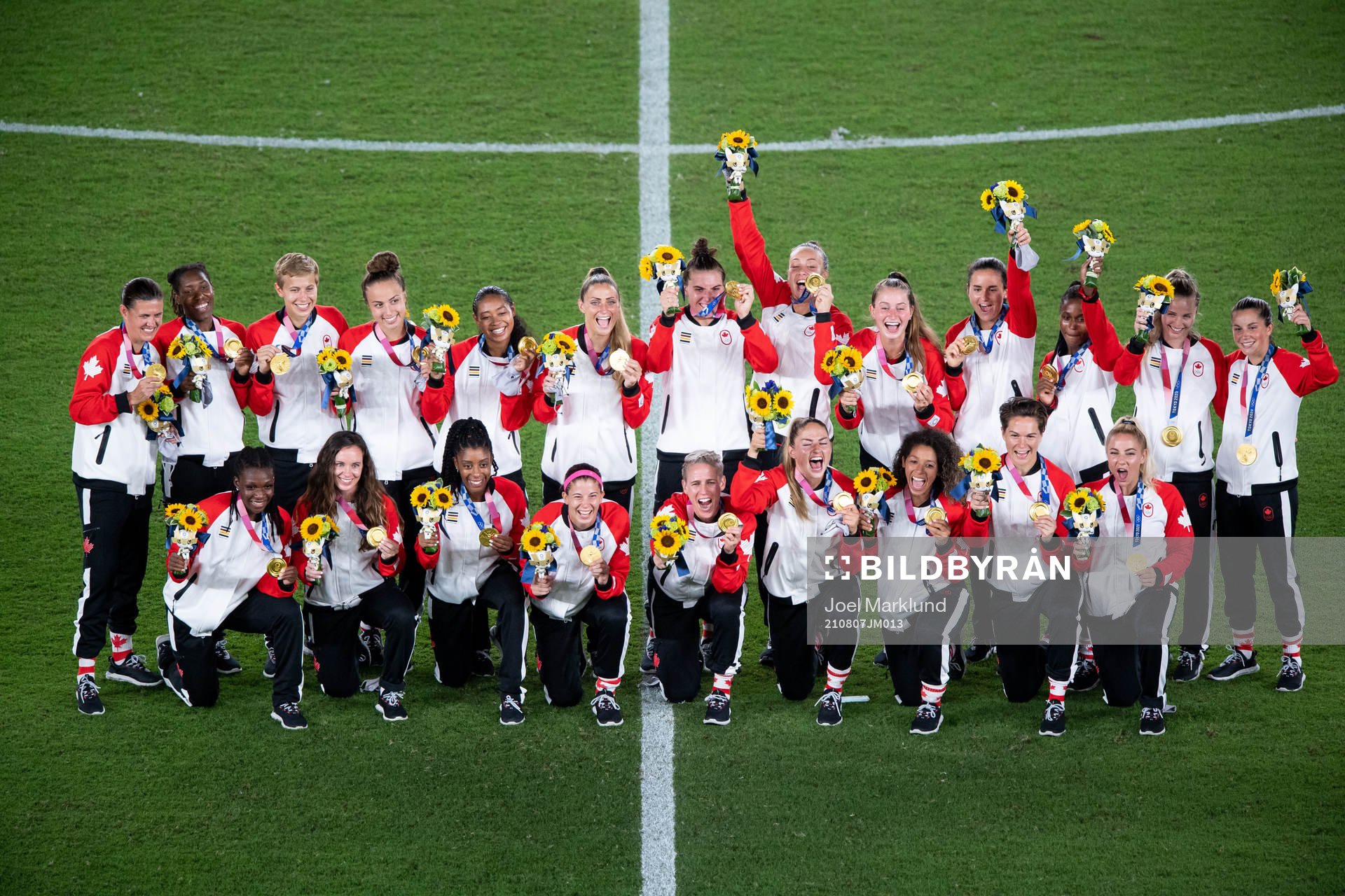 Players of Canada celebrates after the women’s football final during day 14 of the Tokyo 2020 Olympic Games on August 6, 2021 in Tokyo.