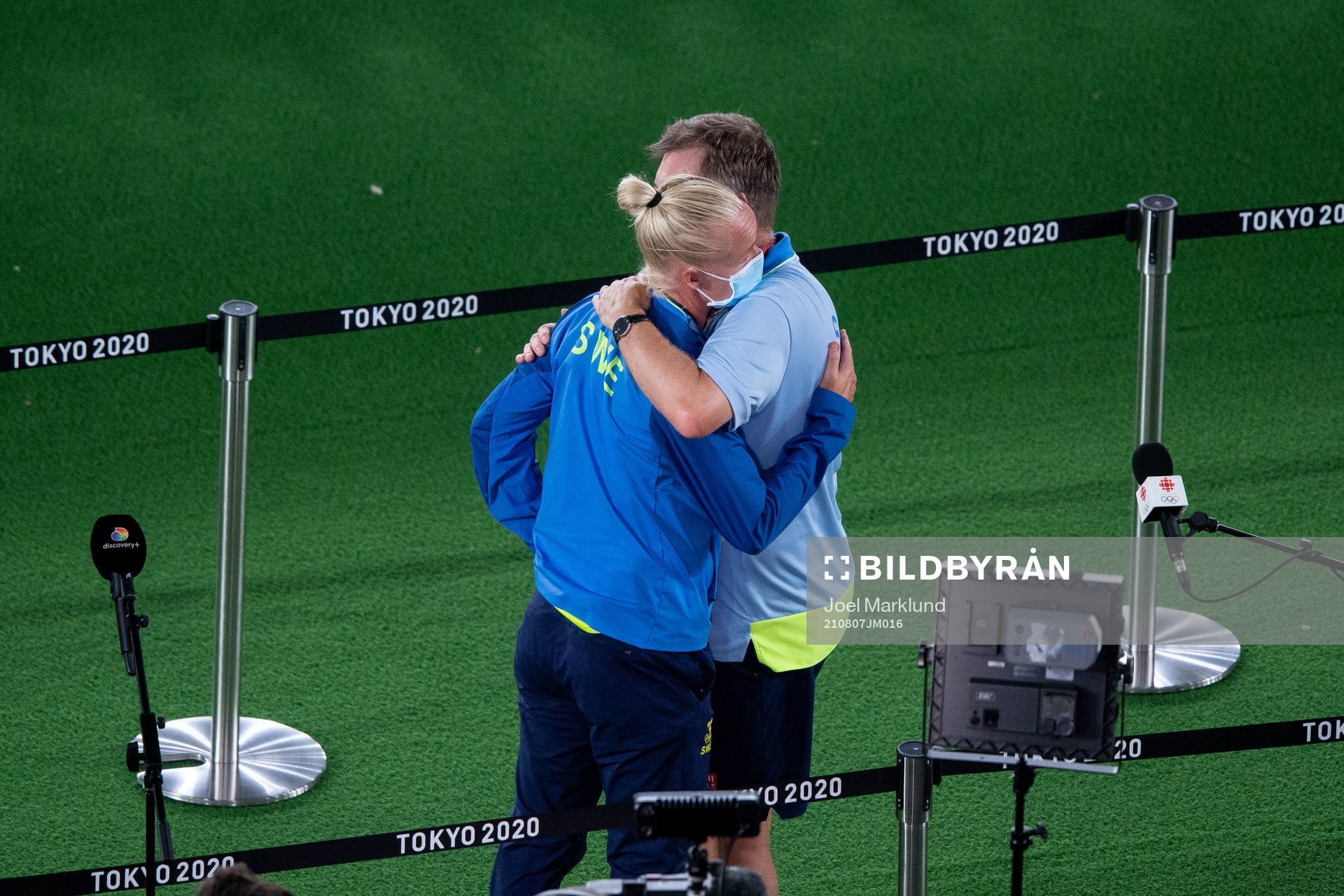 Caroline Seger in a hug with Peter Gerhardsson, head coach