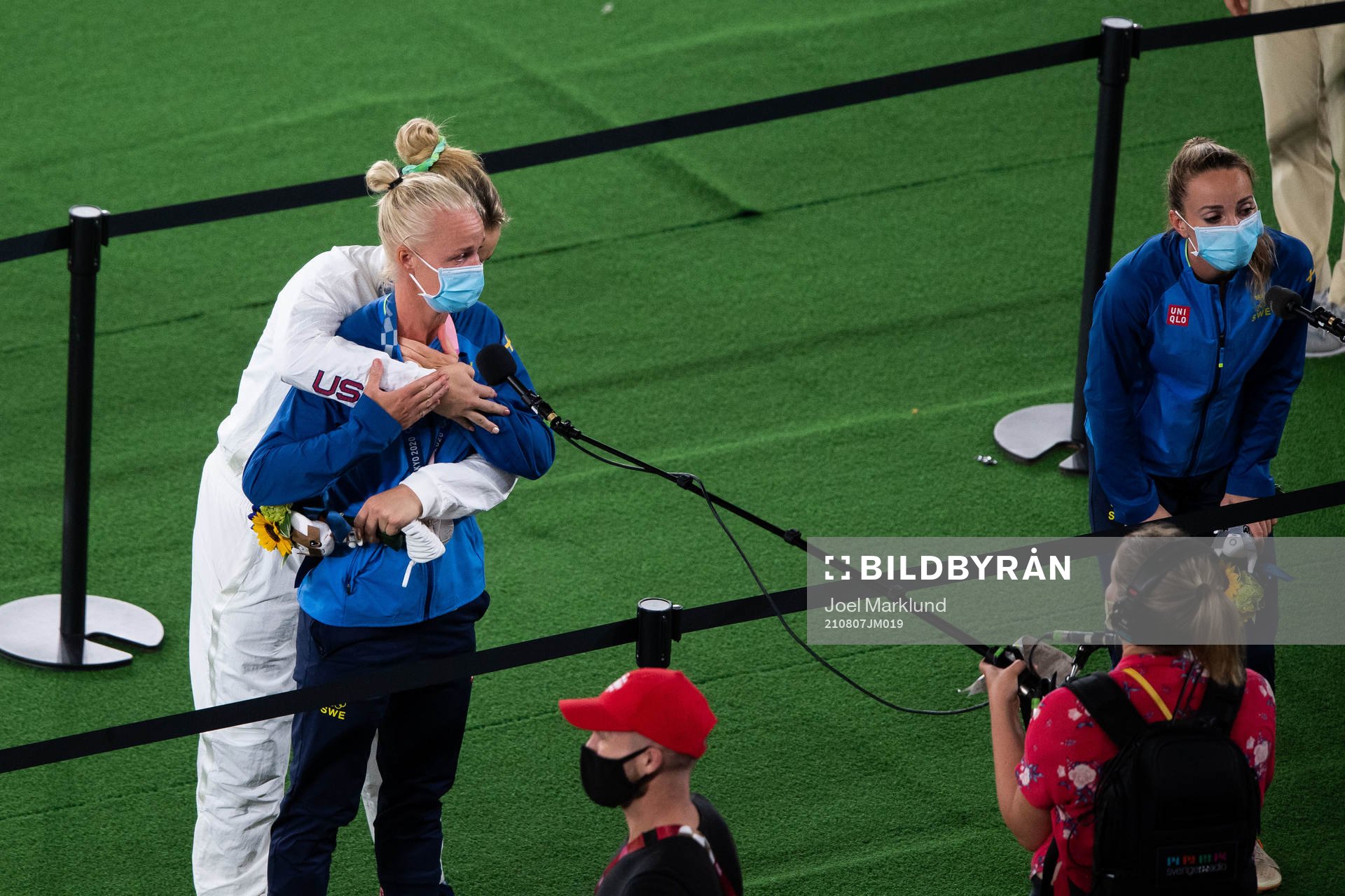 Player of Unites states hugs Caroline Seger of Sweden