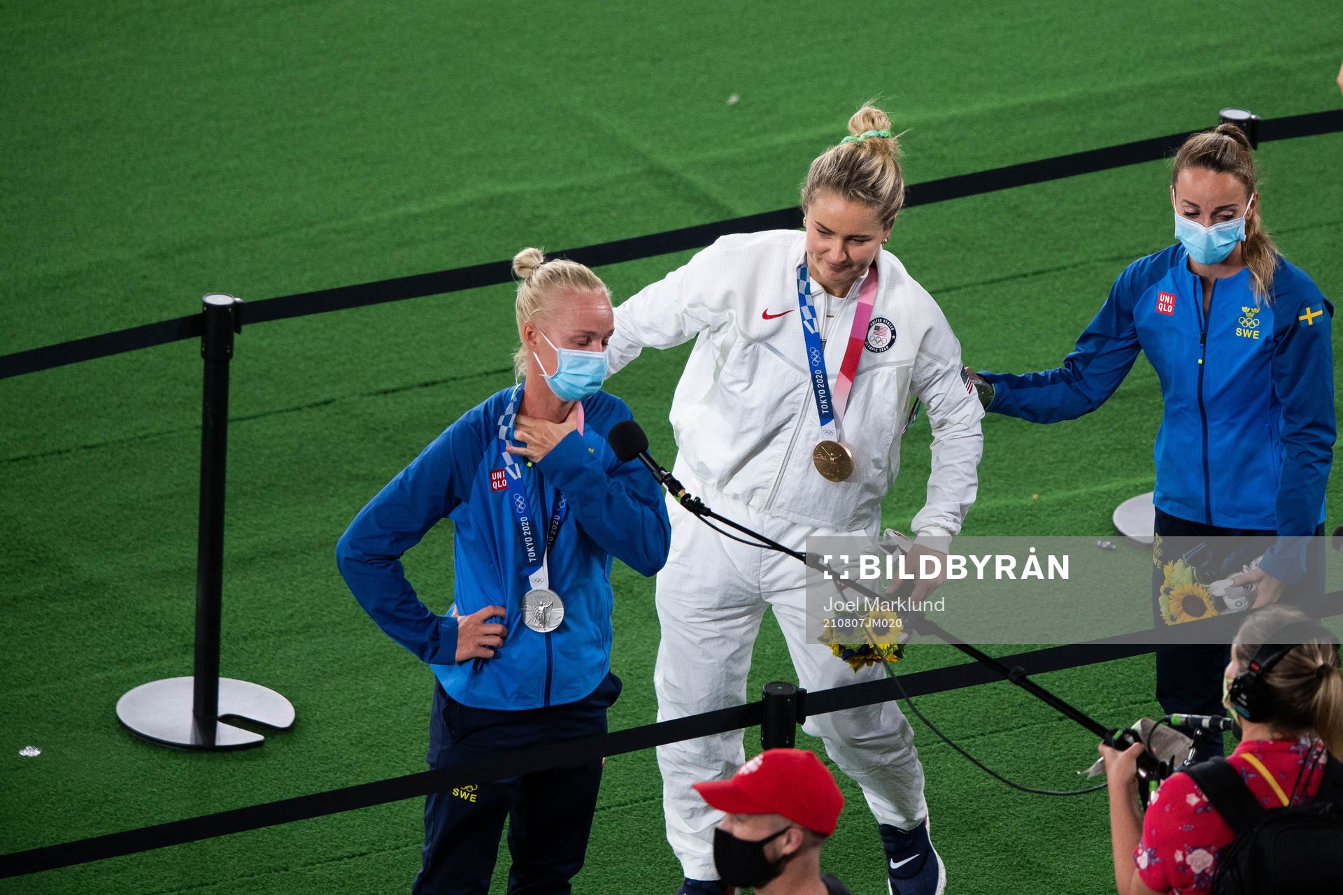 Player of Unites states hugs Caroline Seger and Kosovare