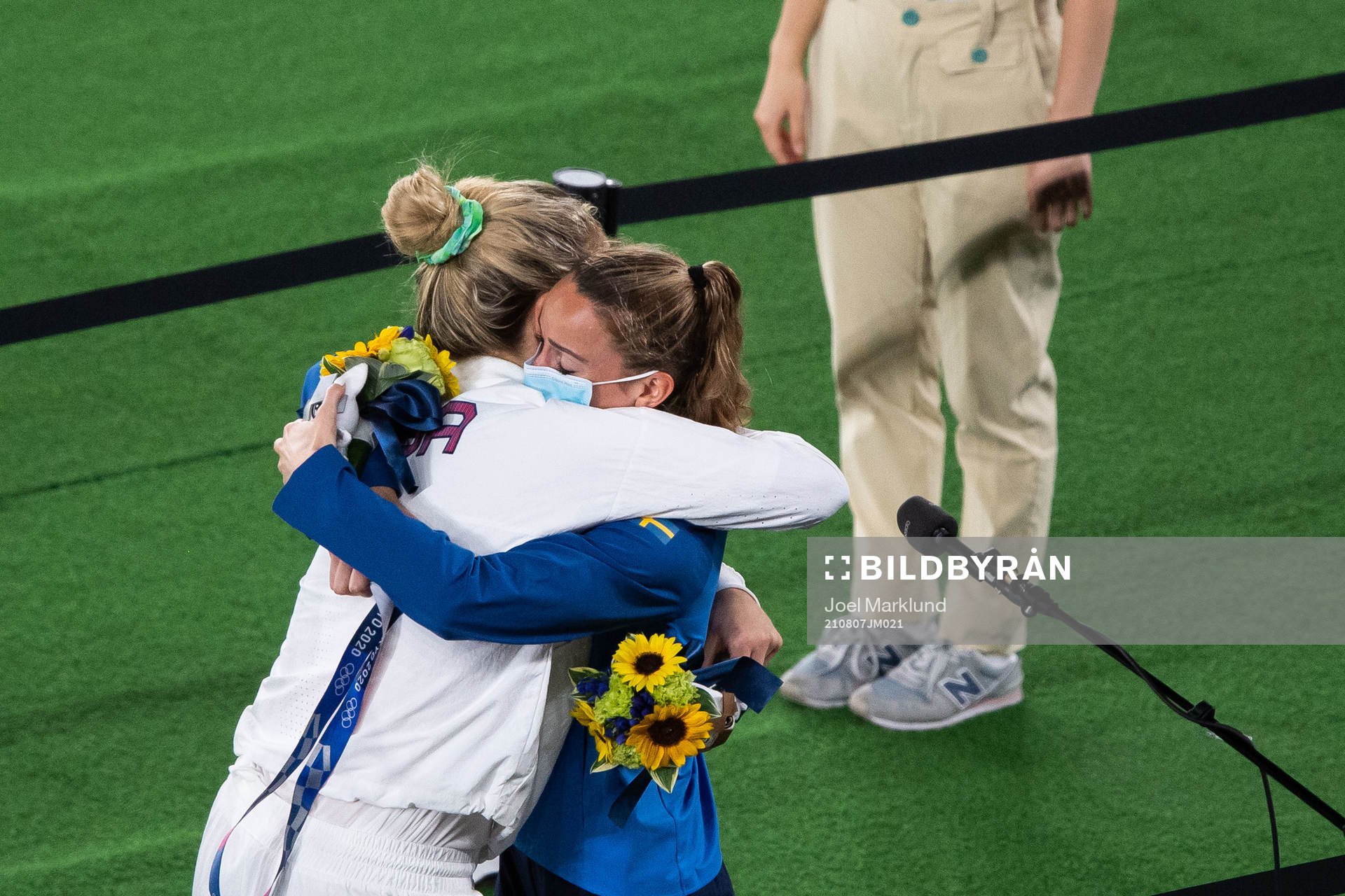 Player of Unites states hugs Kosovare Asllani of Sweden