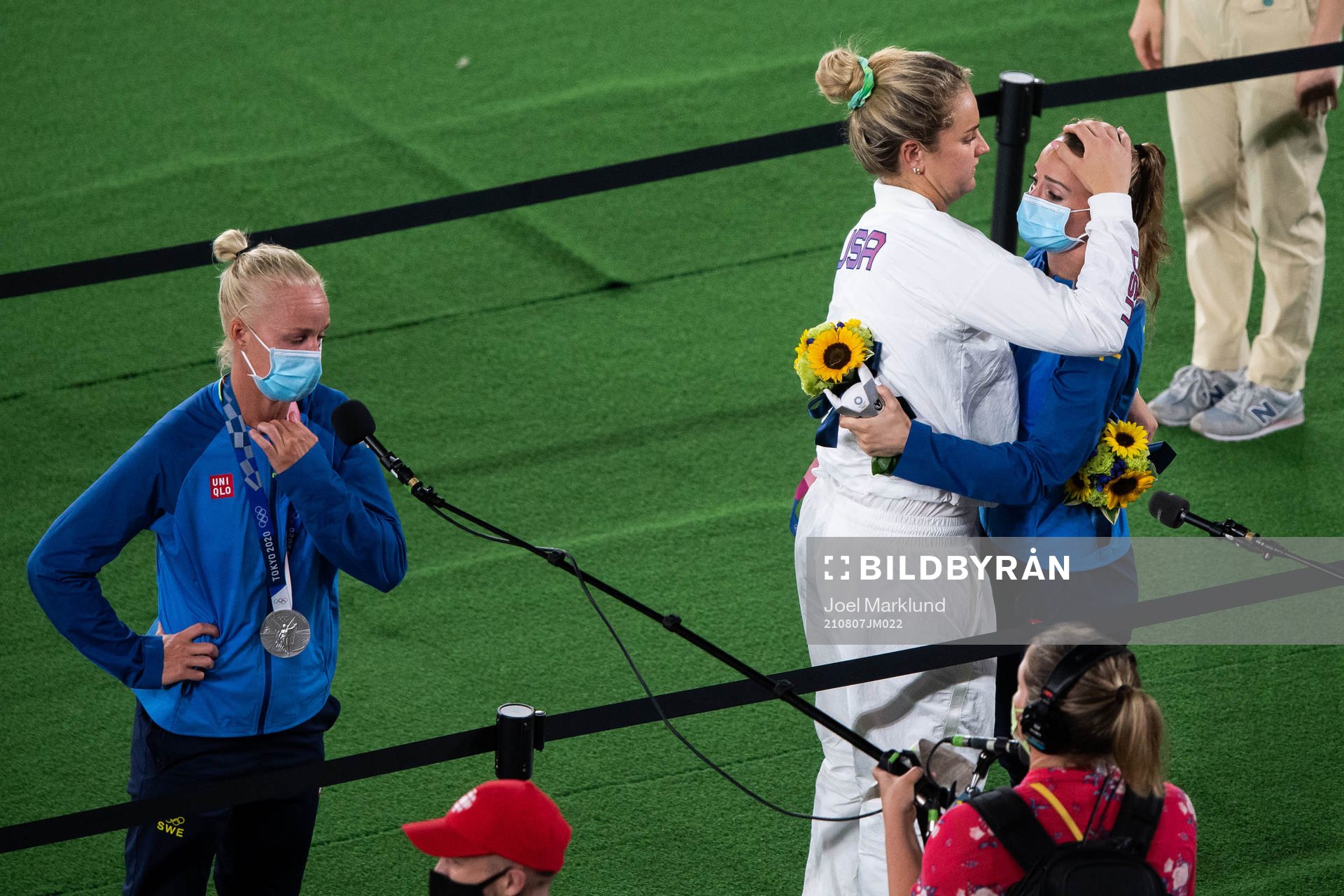 Player of Unites states hugs Kosovare Asllani of Sweden