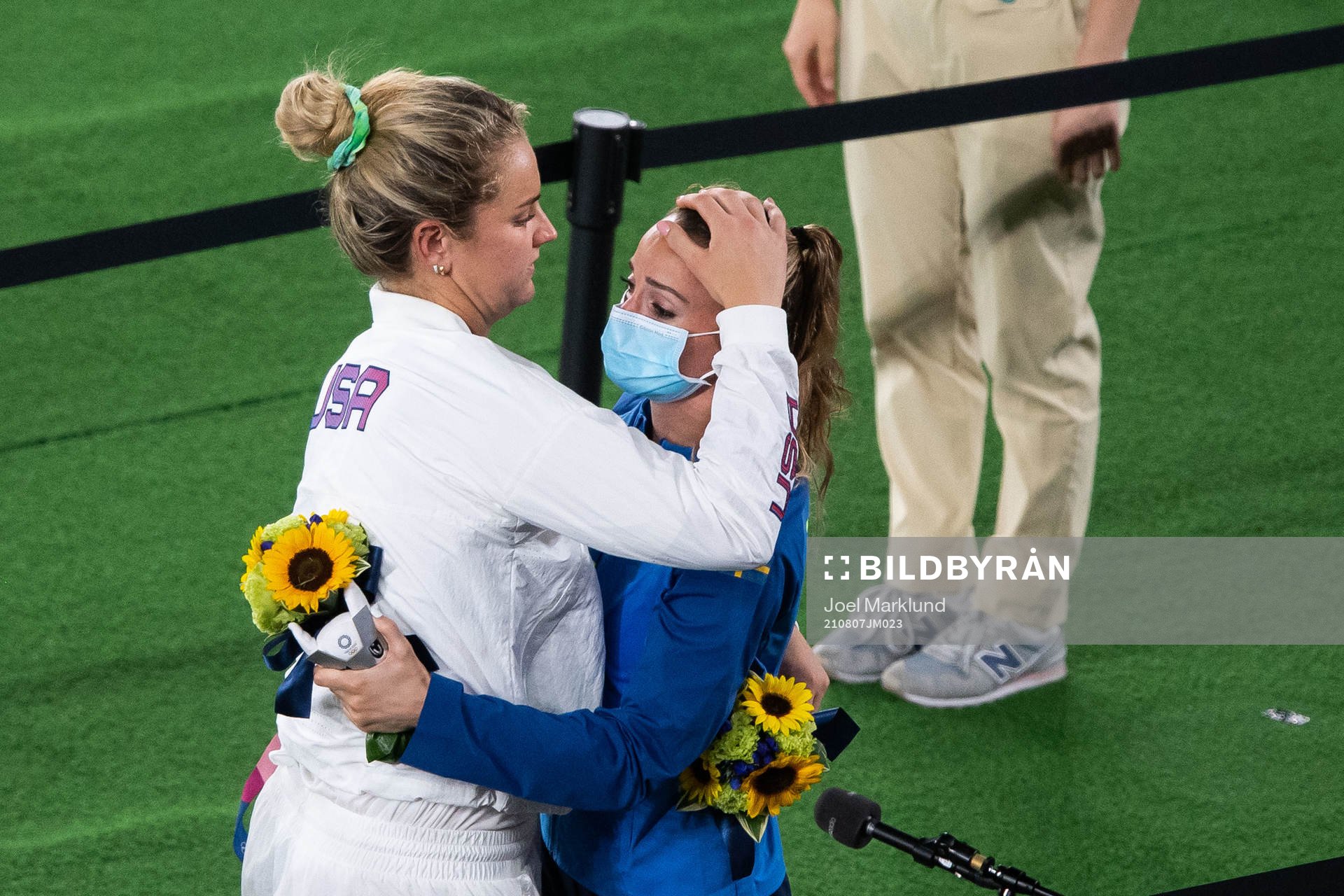 Player of Unites states hugs Kosovare Asllani of Sweden