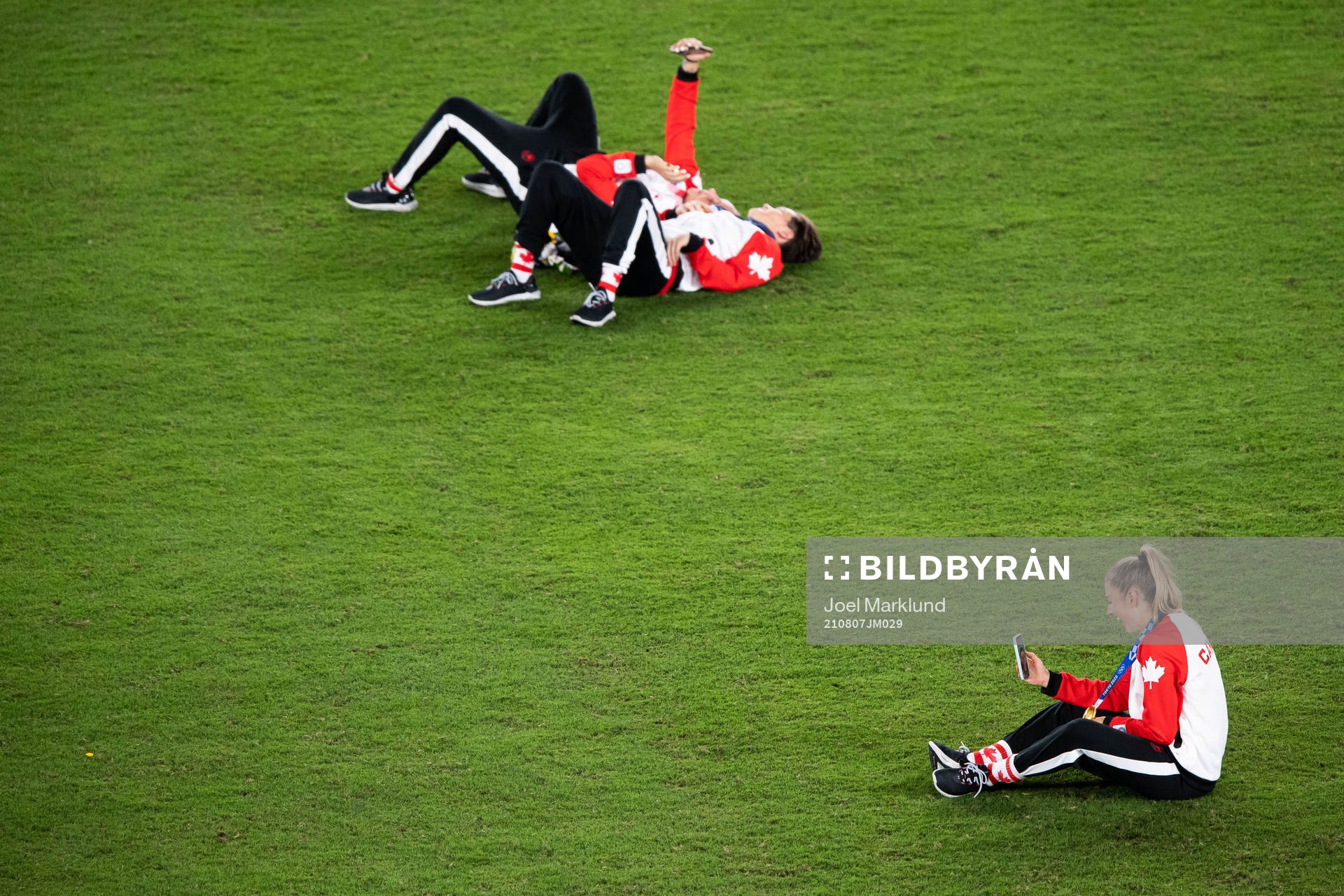 Players of Canada with cellphones