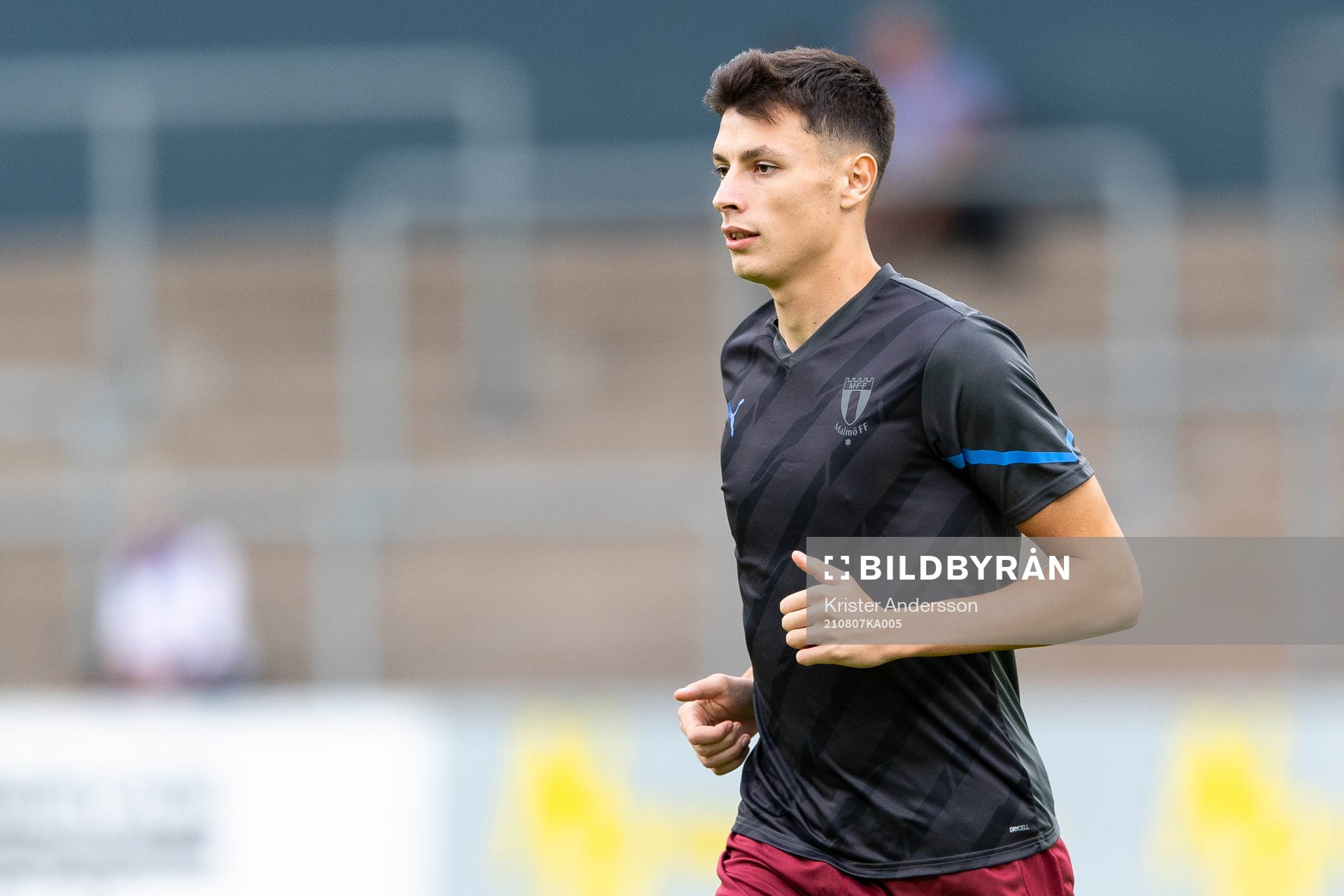 Malmö FFs Anel Ahmedhodzic före fotbollsmatchen i
