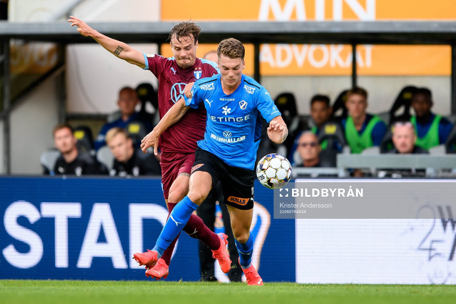 Malmö FFs Eric Larsson och Halmstads Samuel Kroon