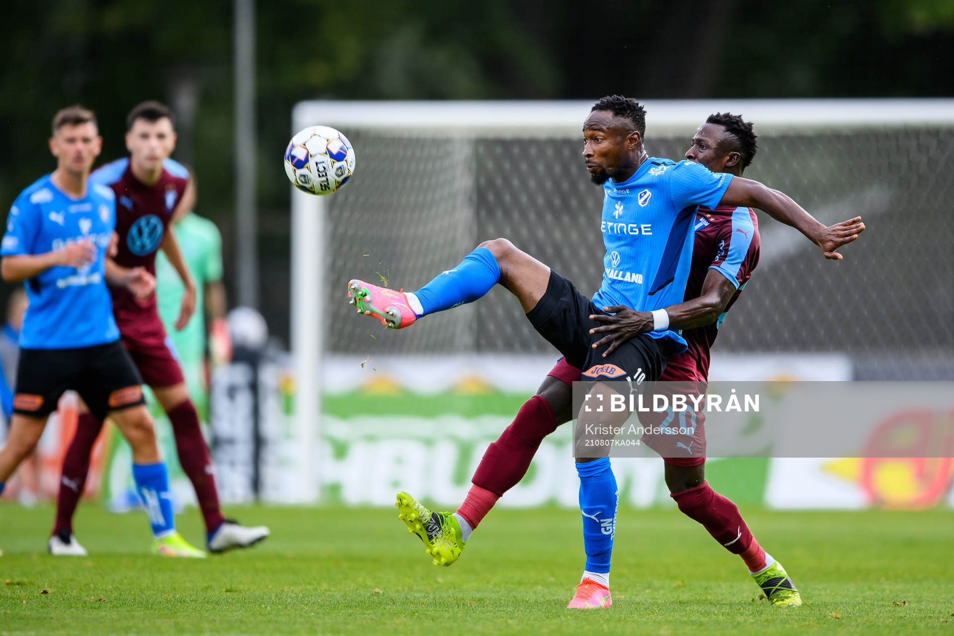 Halmstads Sadat Karim och Malmö FFs Bonke Innocent