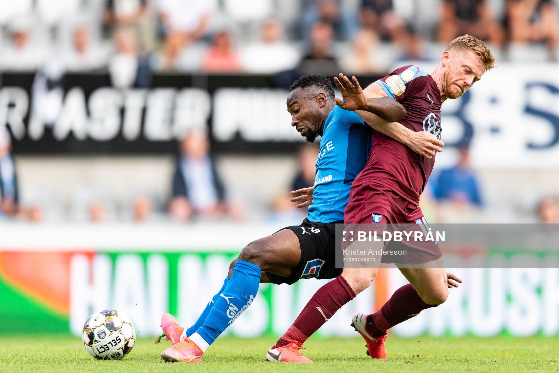 Halmstads Sadat Karim och Malmö FFs Anders Christiansen
