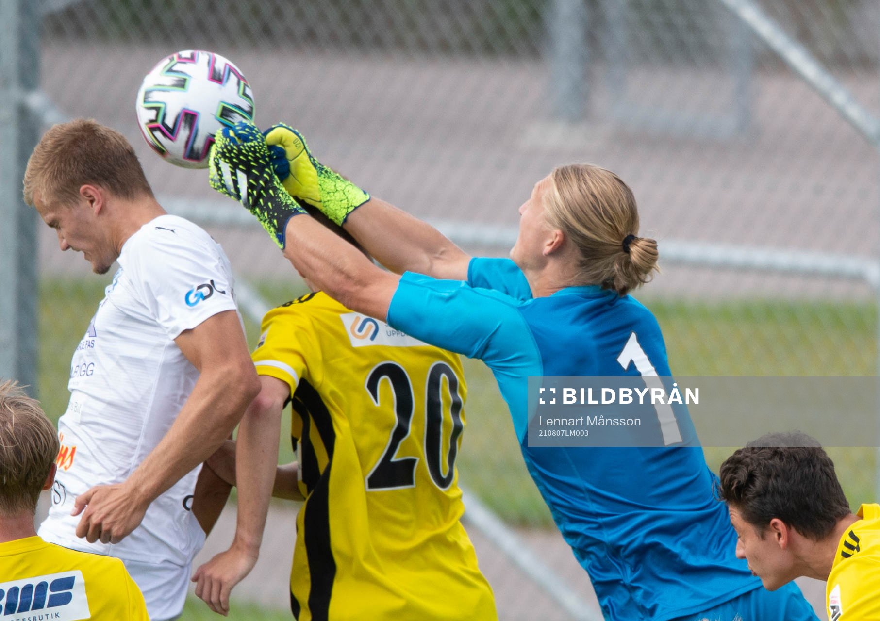 IFK Hässleholms målvakt Carl Lundahl Persson boxar undan