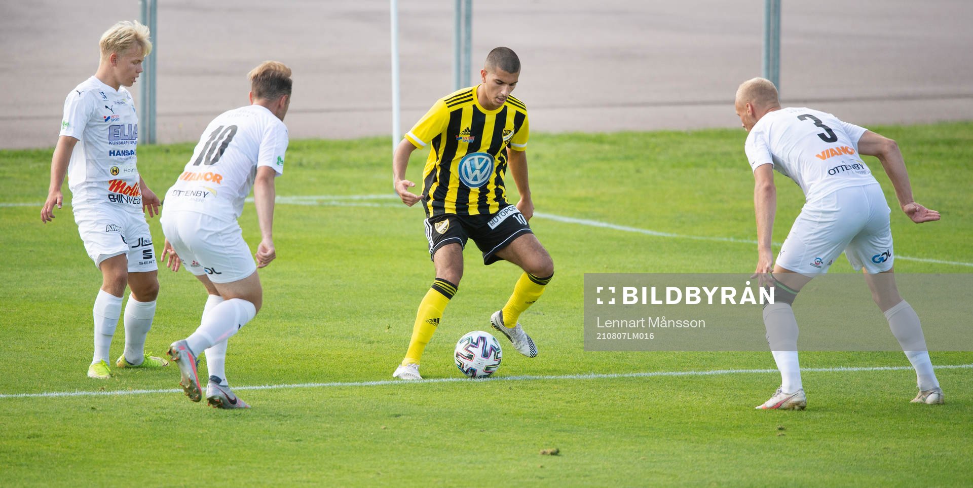 IFK Hässleholms Mustafa Owaid mot tre Berga-spelare i