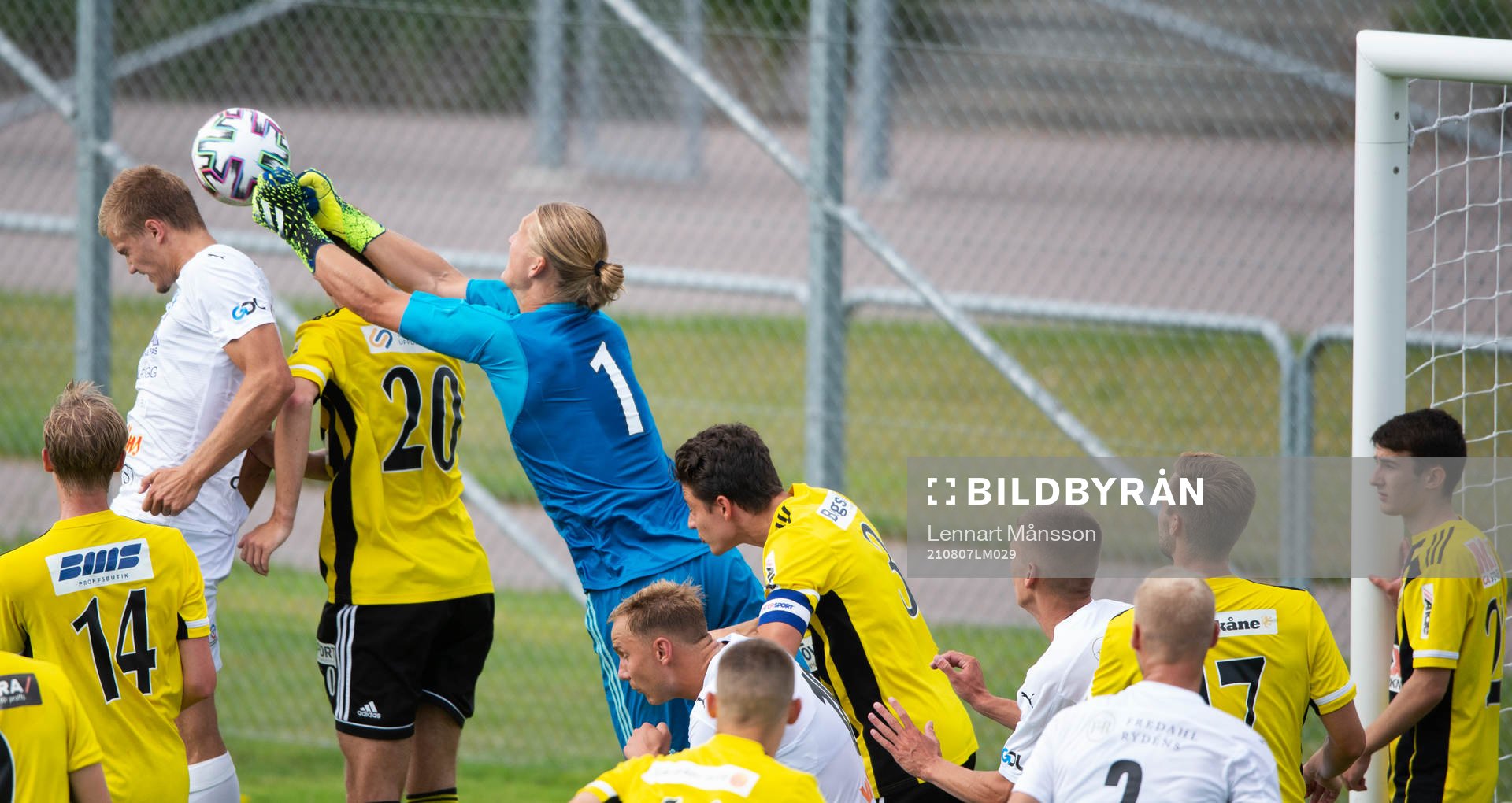 IFK Hässleholms målvakt Carl Lundahl Persson boxar bort