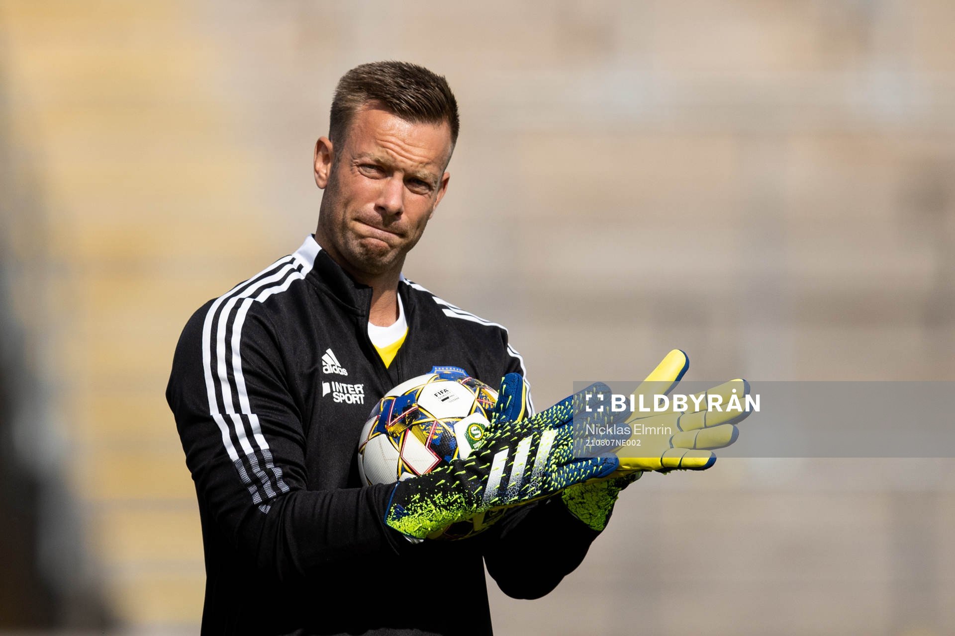 Falkenbergs målvakt Viktor Noring innan fotbollsmatchen i