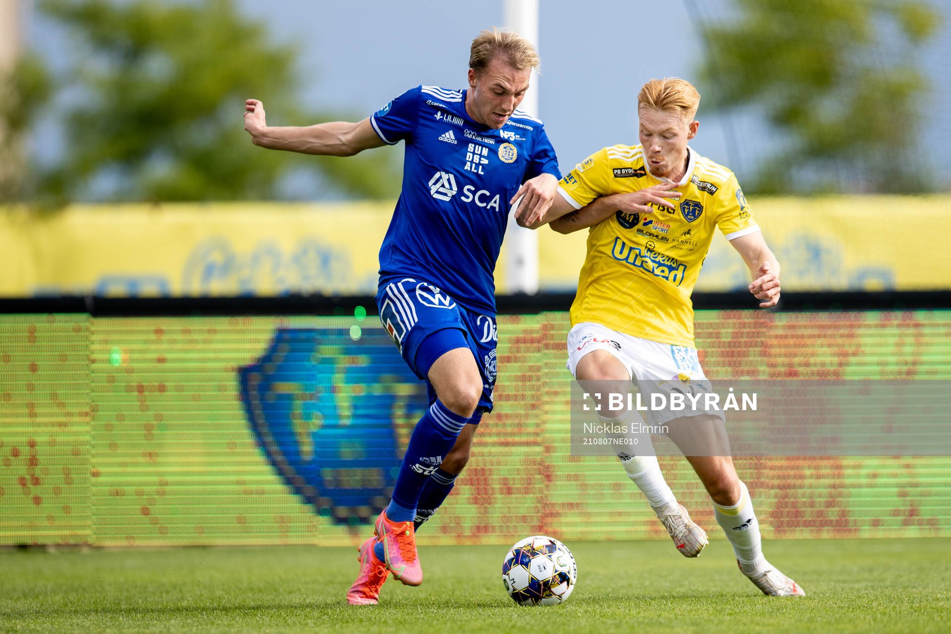 Sundsvalls Albin Ekström mot Falkenbergs Linus Borgström under fotbollsmatchen i Superettan mellan Falkenberg och GIF Sundsvall den 7 augusti 2021 i Falkenberg.