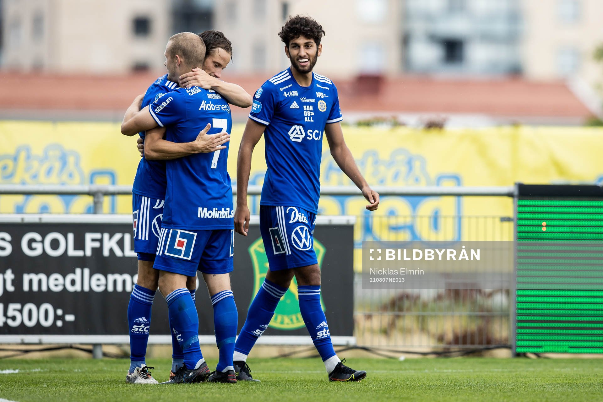 Sundsvalls Linus Hallenius jublar med Erik Andersson efter 0-1 under fotbollsmatchen i Superettan mellan Falkenberg och GIF Sundsvall den 7 augusti 2021 i Falkenberg.