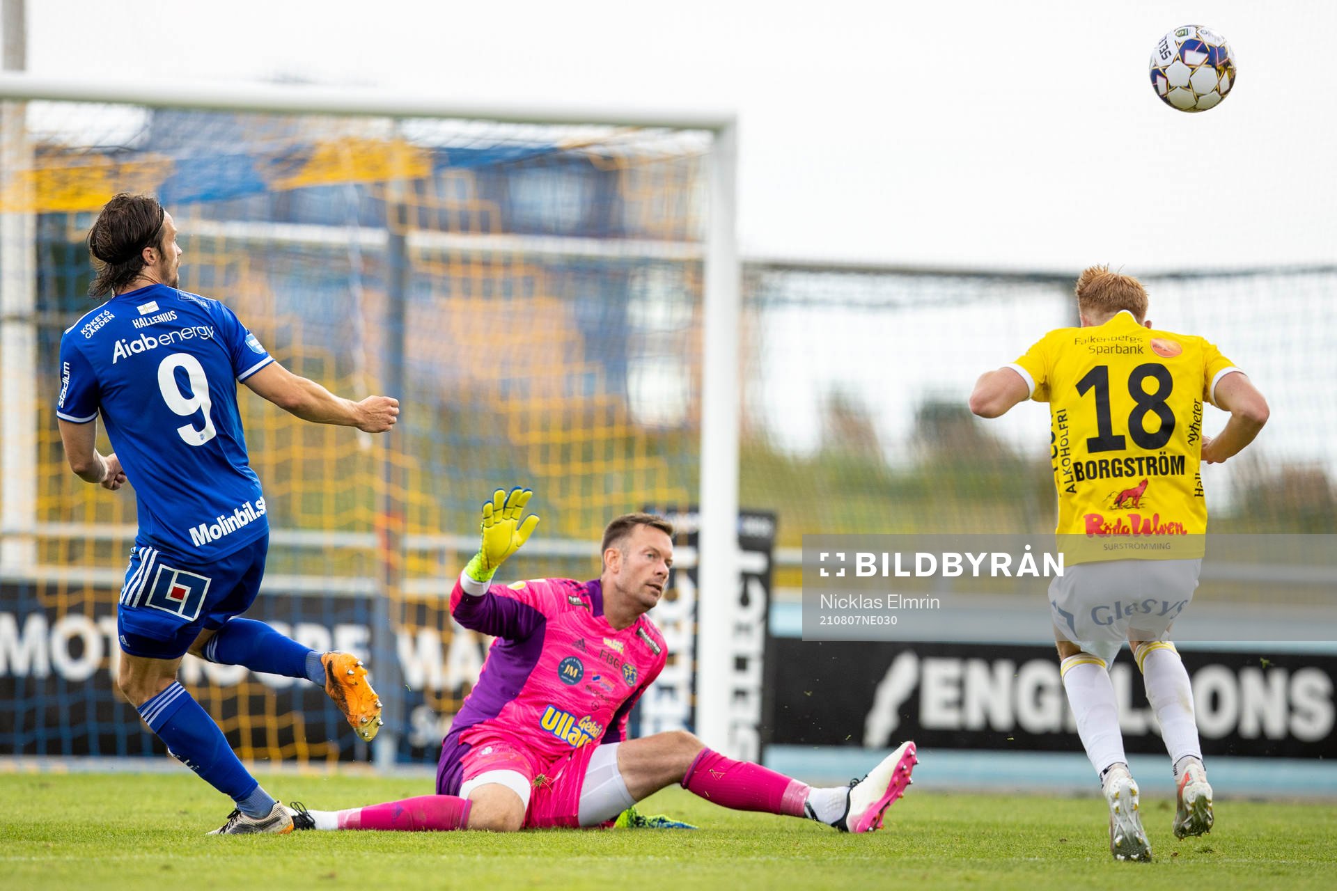 Falkenbergs målvakt Viktor Noring räddar ett friläge på