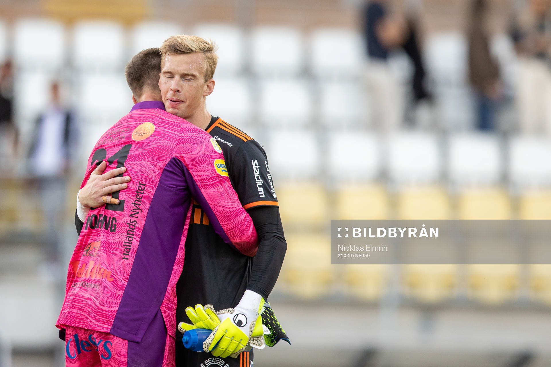 Sundsvalls målvakt Andreas Andersson och Falkenbergs målvakt Viktor Noring efter fotbollsmatchen i Superettan mellan Falkenberg och GIF Sundsvall den 7 augusti 2021 i Falkenberg.