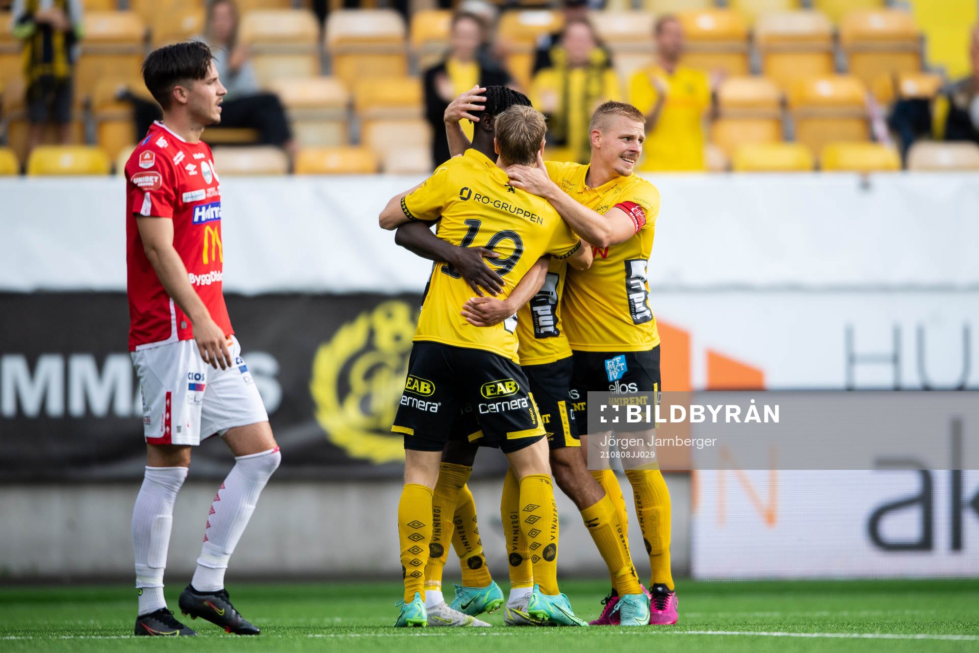 Elfsborgs Jeppe Møldrup Okkels (ryggen mot kameran) jublar med lagkamrater efter 3-0 under fotbollsmatchen i Allsvenskan mellan Elfsborg och Degerfors den 8 augusti 2021 i Borås.