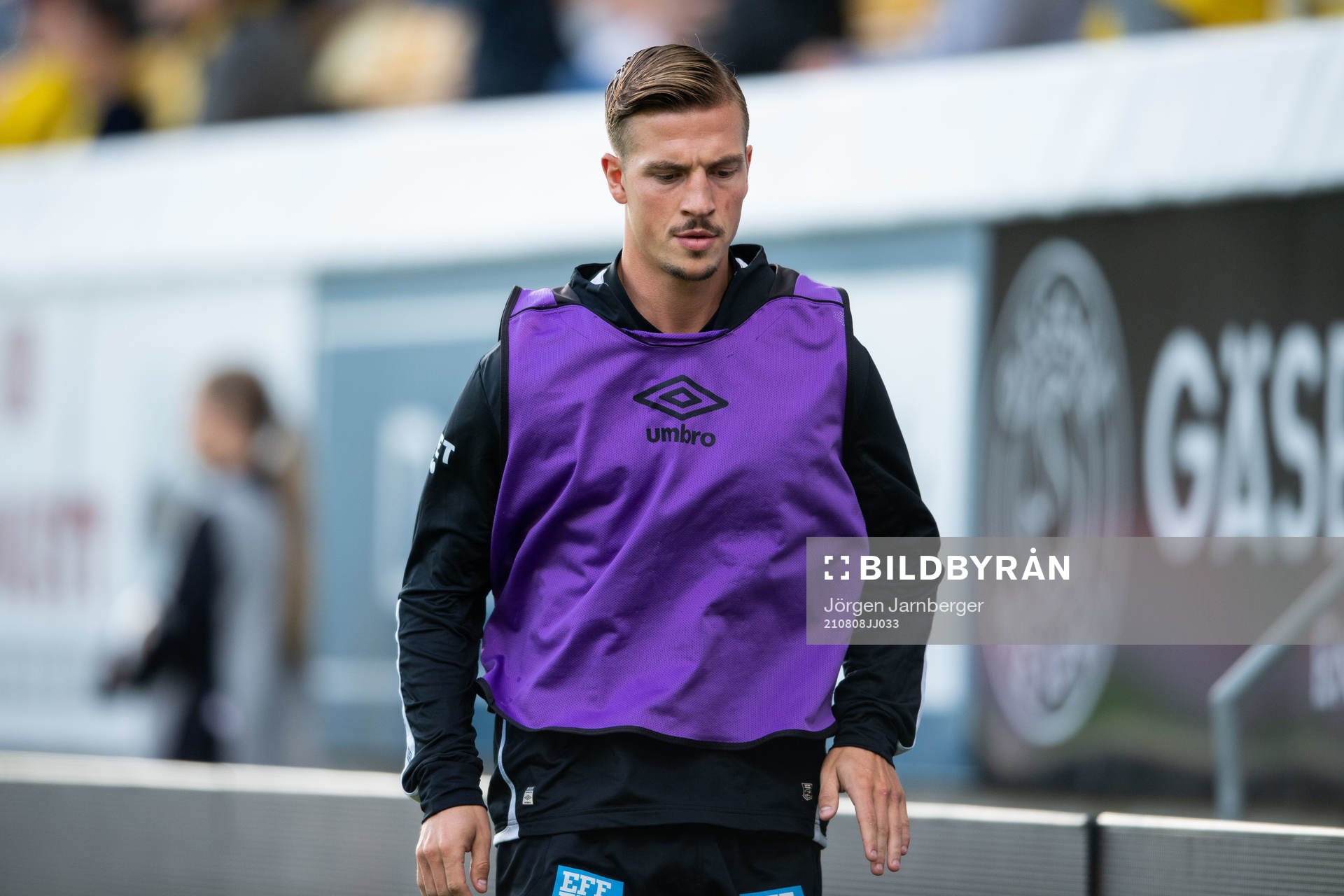 Elfsborgs Simon Olsson  värmer upp