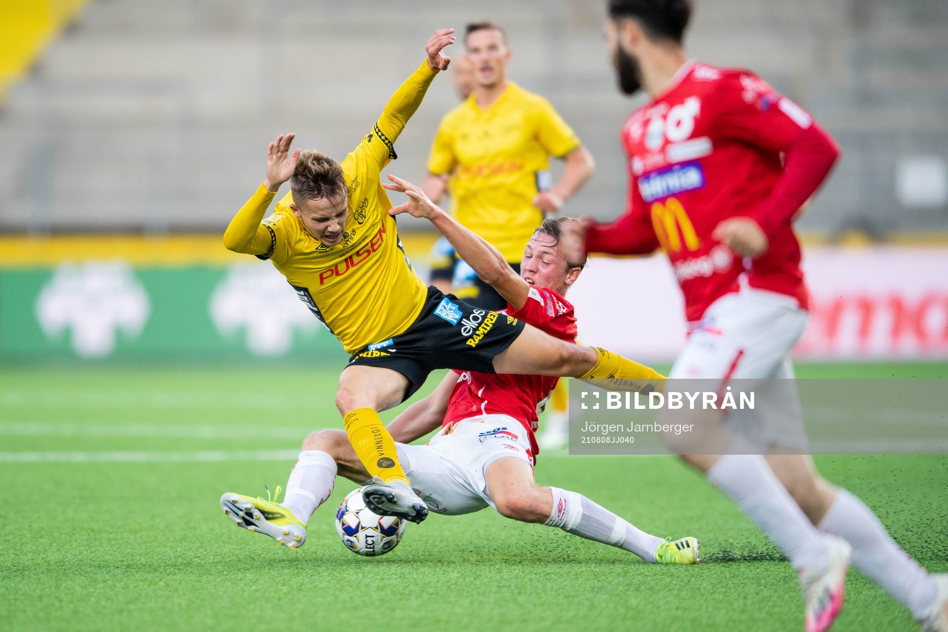 Elfsborgs Jacob Ondrejka och Degerfors Adam Carlén under fotbollsmatchen i Allsvenskan mellan Elfsborg och Degerfors den 8 augusti 2021 i Borås.