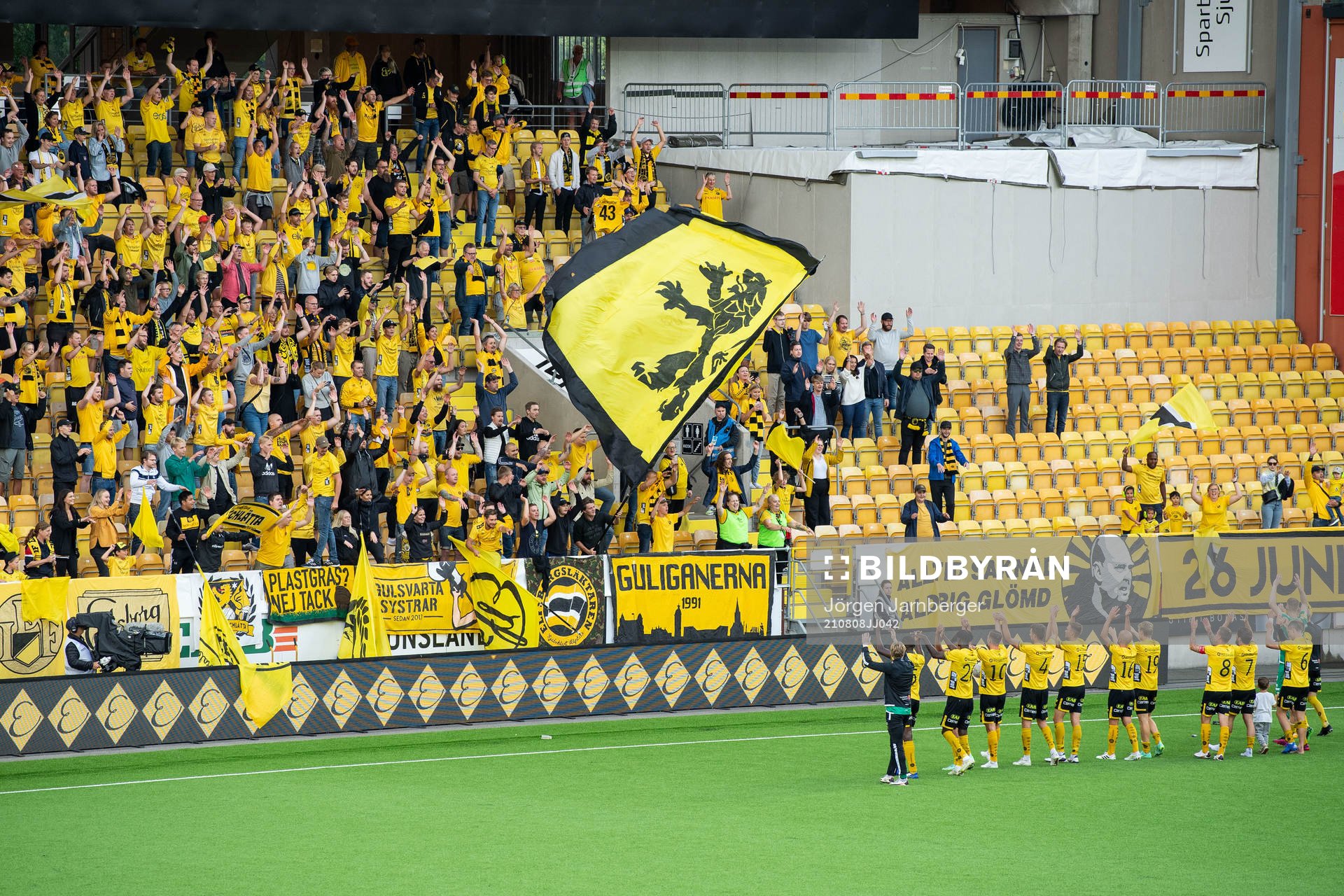 Elfsborgs spelare jublar med supportrar