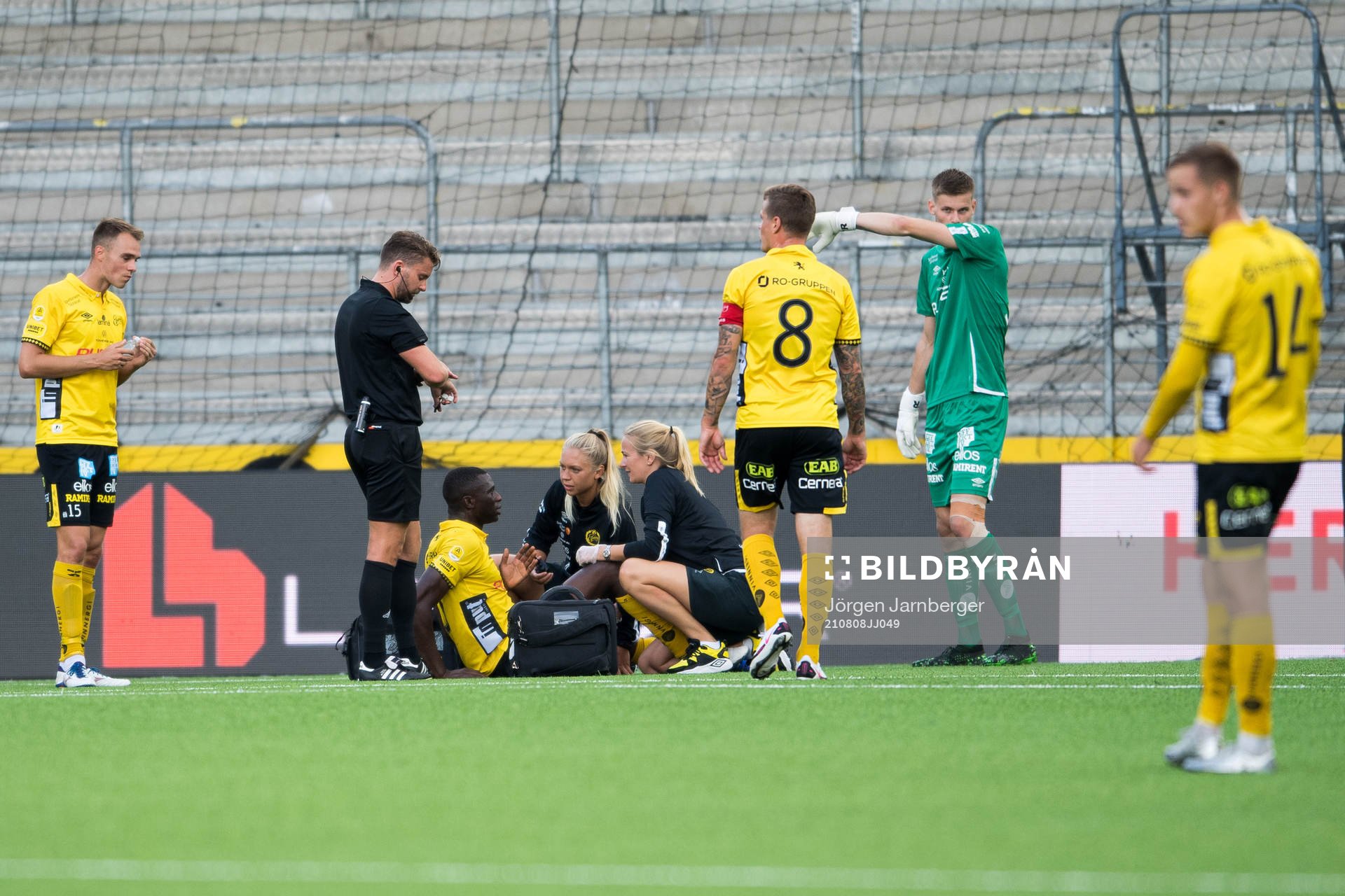 Elfsborgs Maudo Lamine Jarjué får hjälp av medicinska