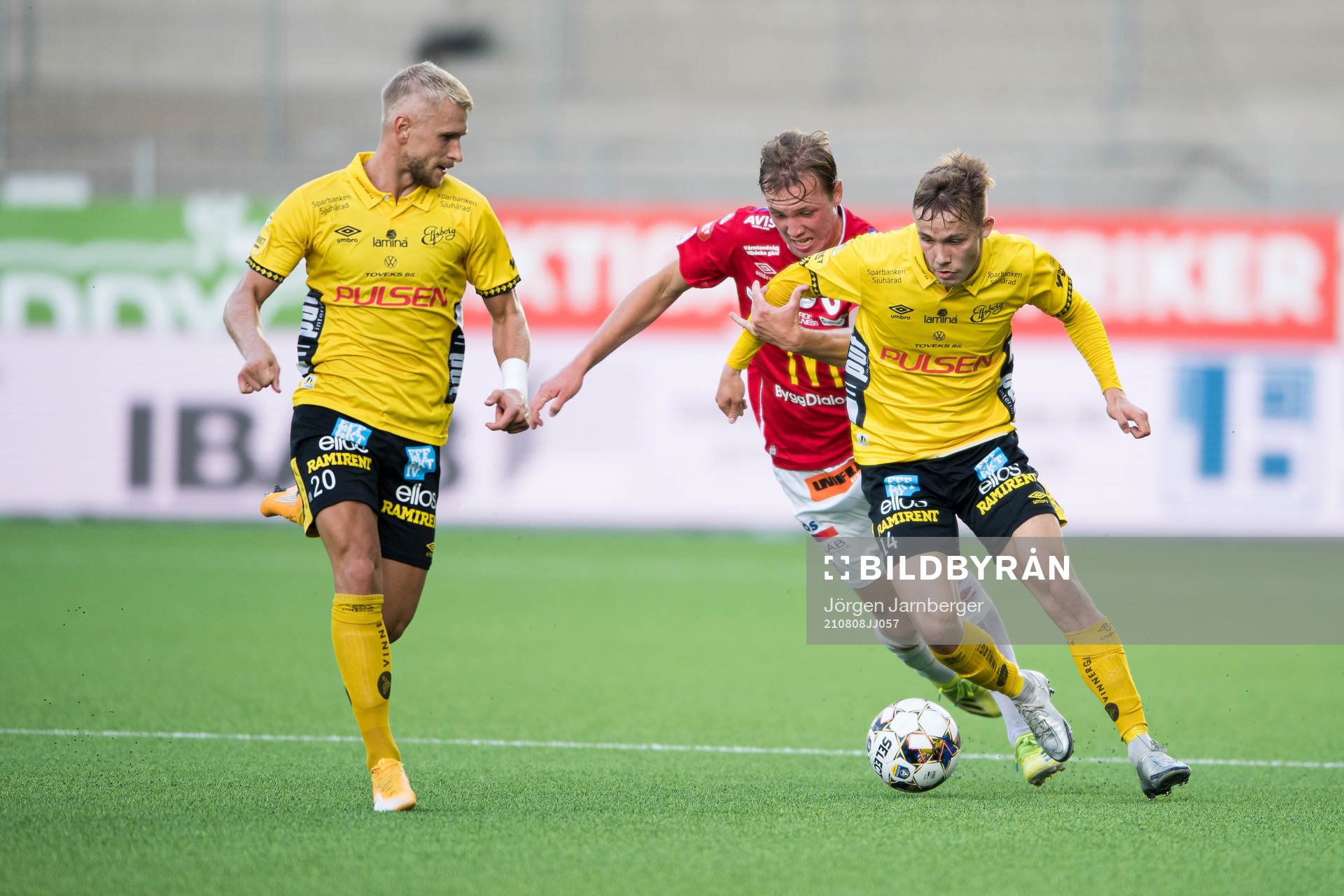 Degerfors Adam Carlén i kamp med Elfsborgs Simon Strand och Jacob Ondrejka under fotbollsmatchen i Allsvenskan mellan Elfsborg och Degerfors den 8 augusti 2021 i Borås.