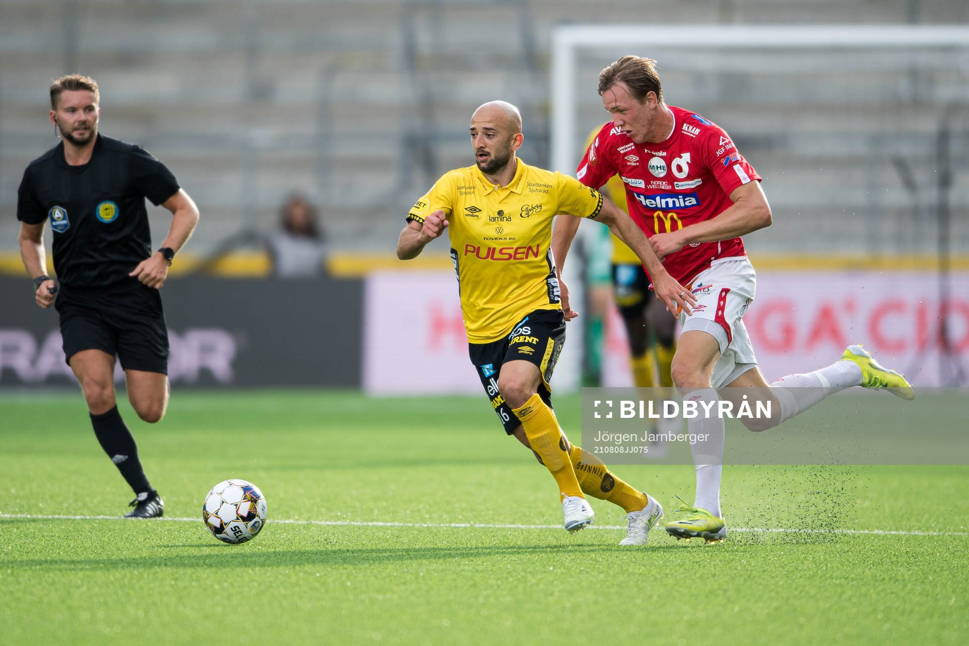 Elfsborgs Robert Gojani Degerfors Adam Carlén under fotbollsmatchen i Allsvenskan mellan Elfsborg och Degerfors den 8 augusti 2021 i Borås.