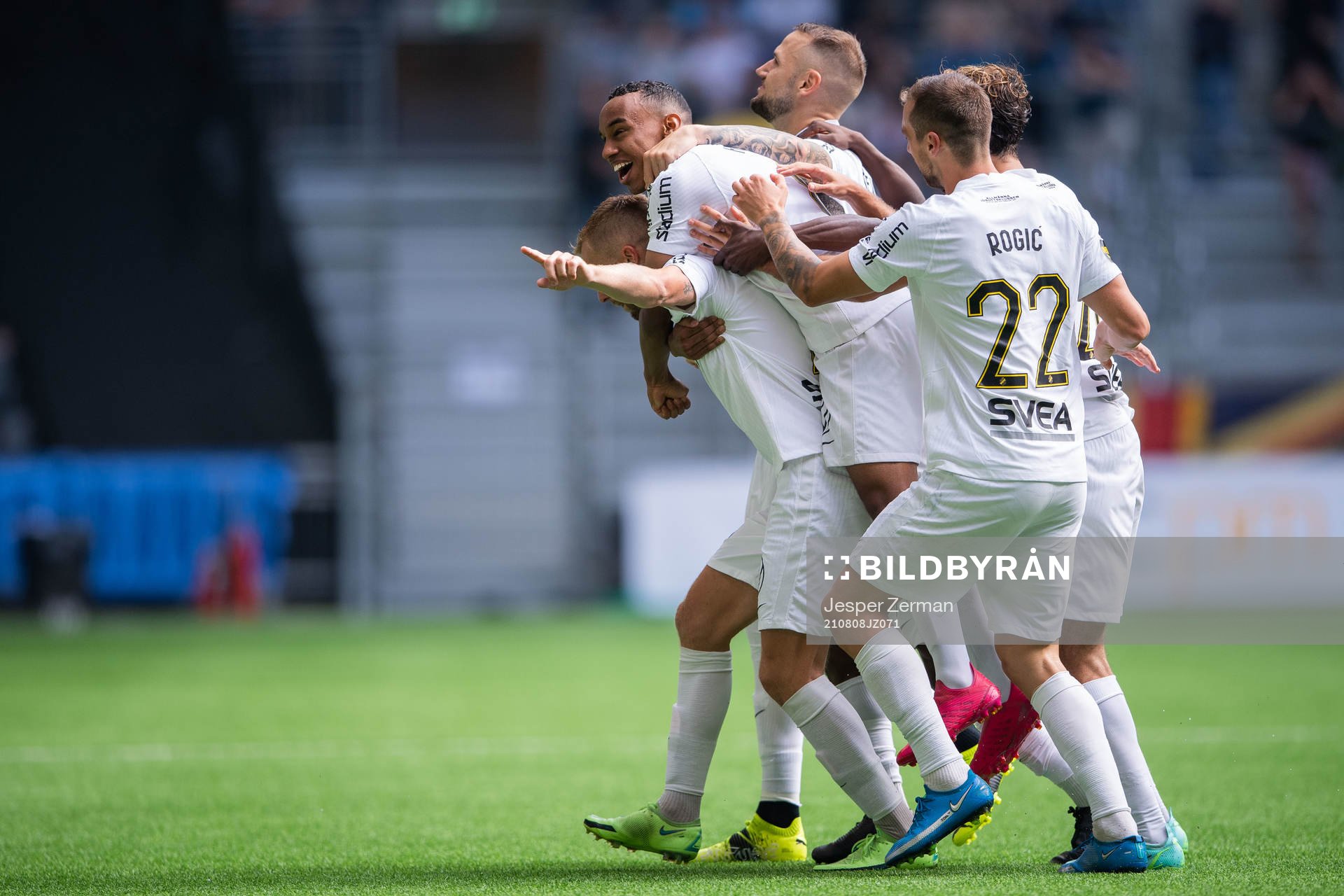s Sebastian Larsson jublar med lagkamrater