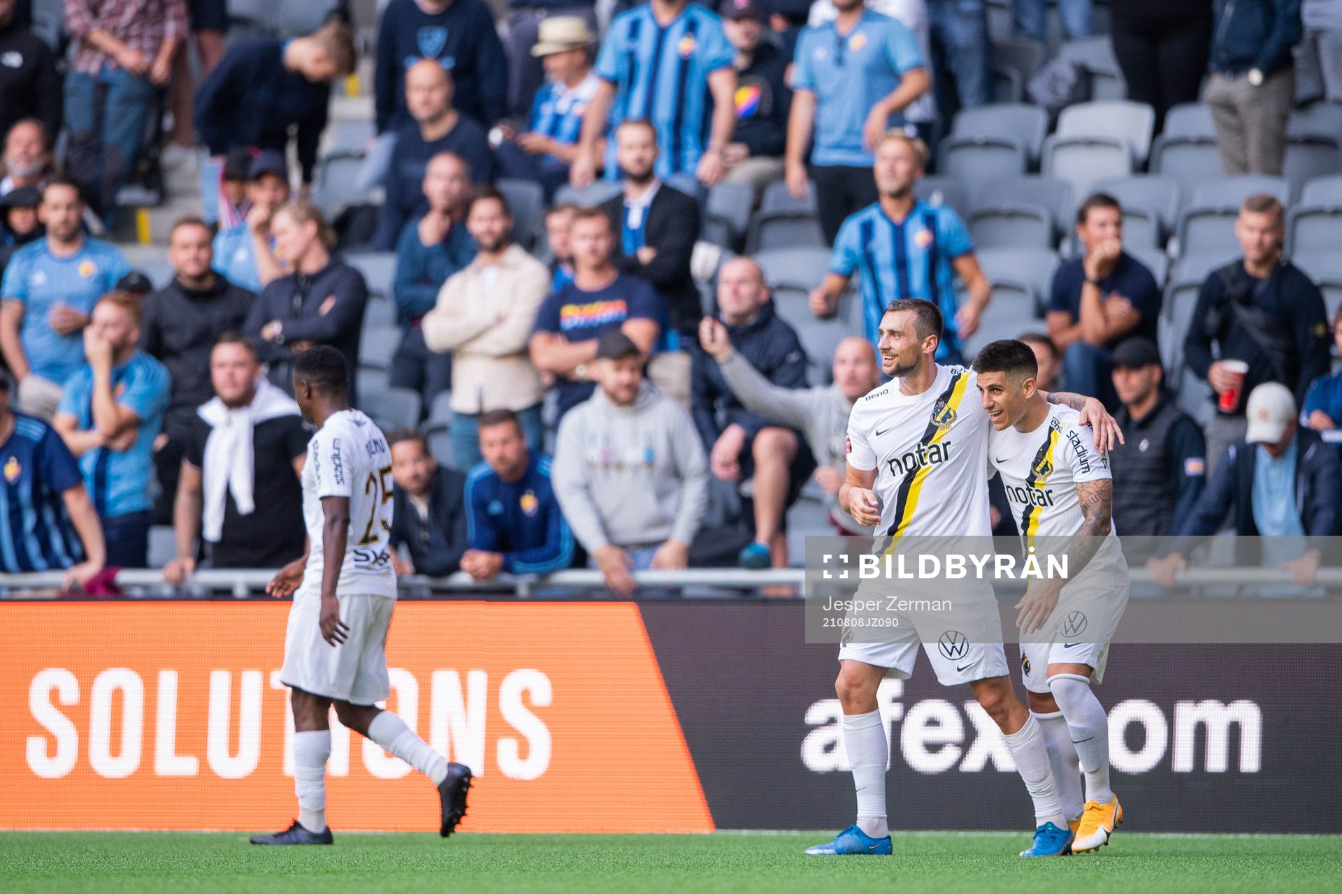 s Filip Rogic  och Nicolas Stefanelli jublar