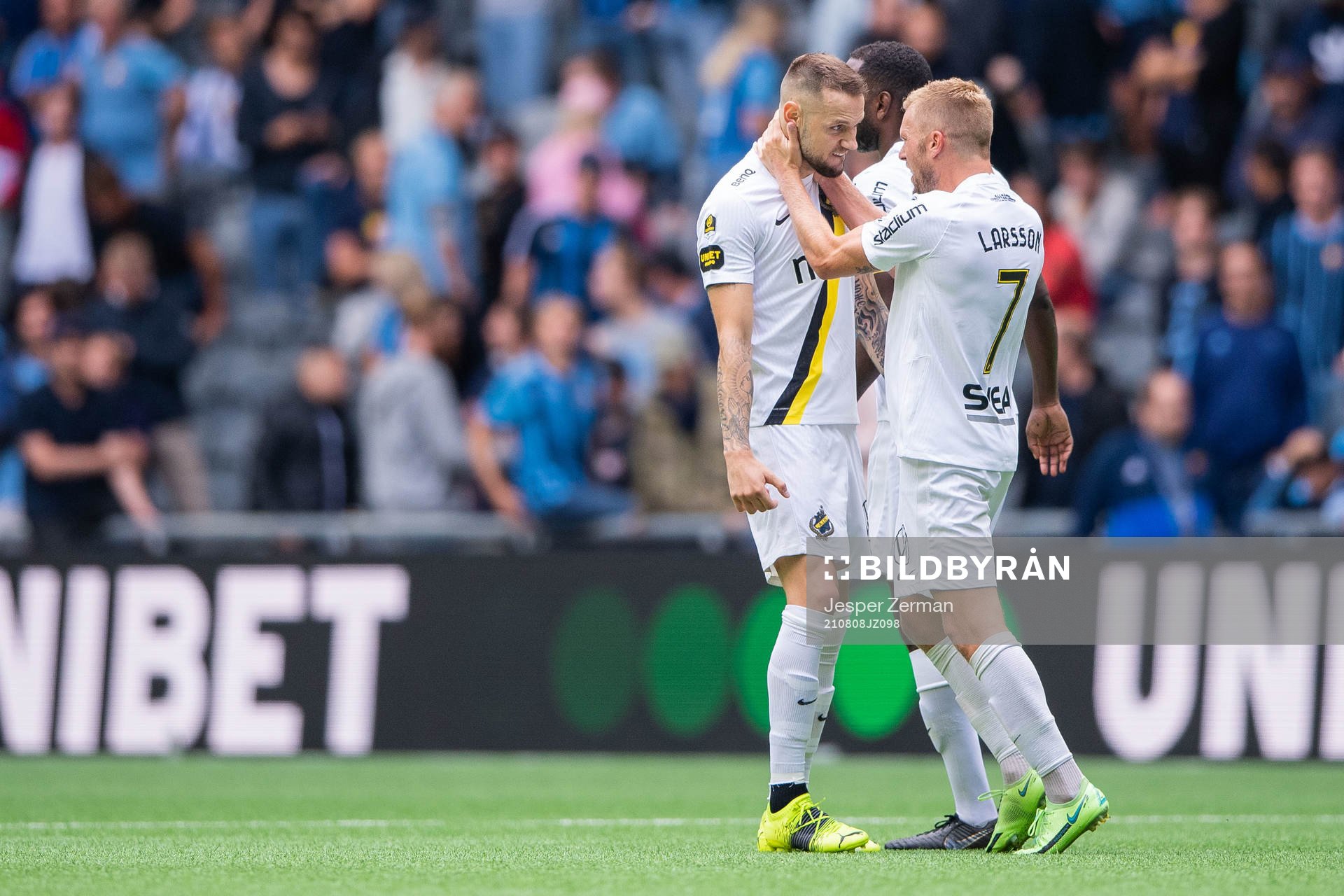 s Alexander Milosevic och Sebastian Larsson jublar