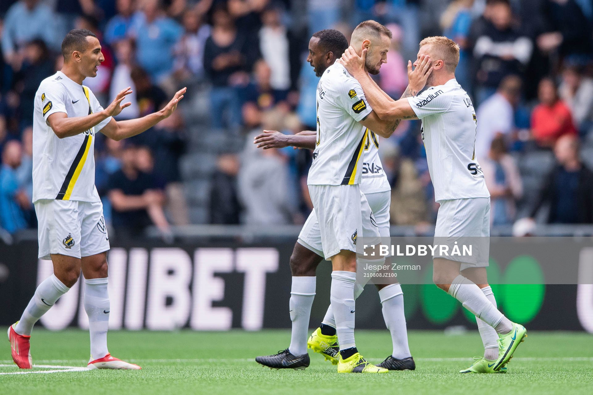 s Alexander Milosevic och Sebastian Larsson jublar