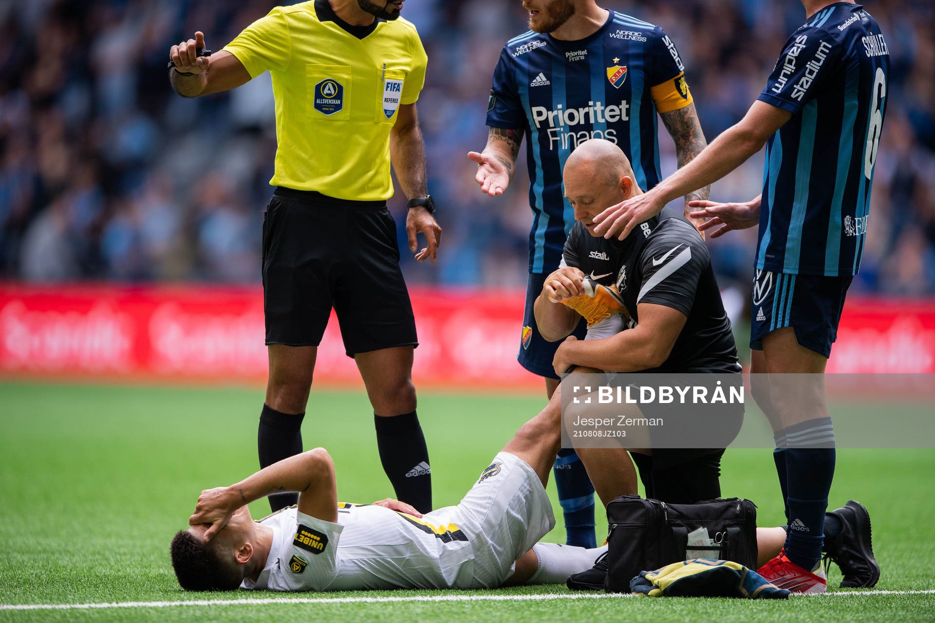 AIK:s Nicolas Stefanelli har ont under fotbollsmatchen i Allsvenskan mellan Djurgården och AIK den 8 augusti 2021 i Stockholm. 