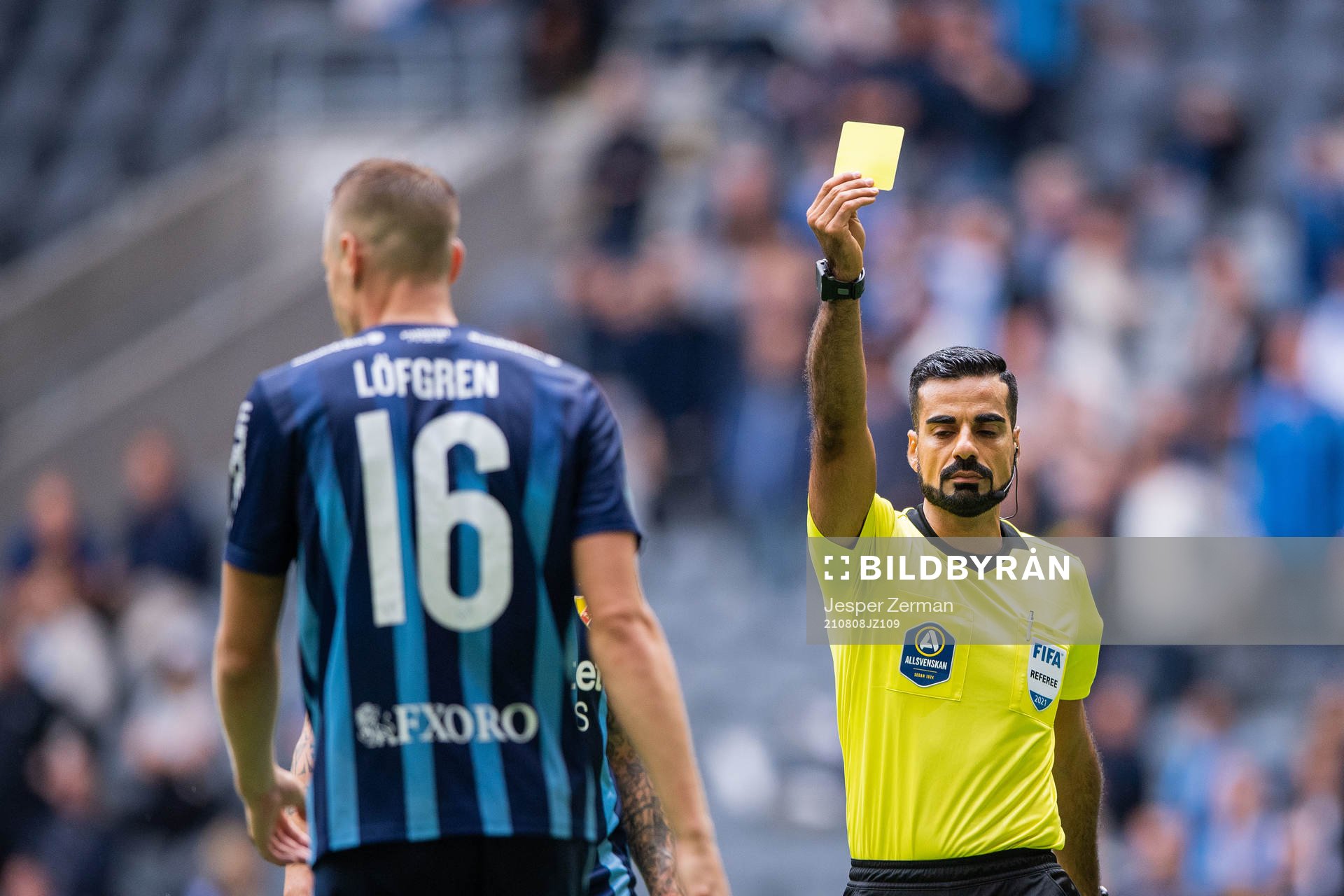 Djurgårdens Jesper Löfgren varnas av domare Mohammed
