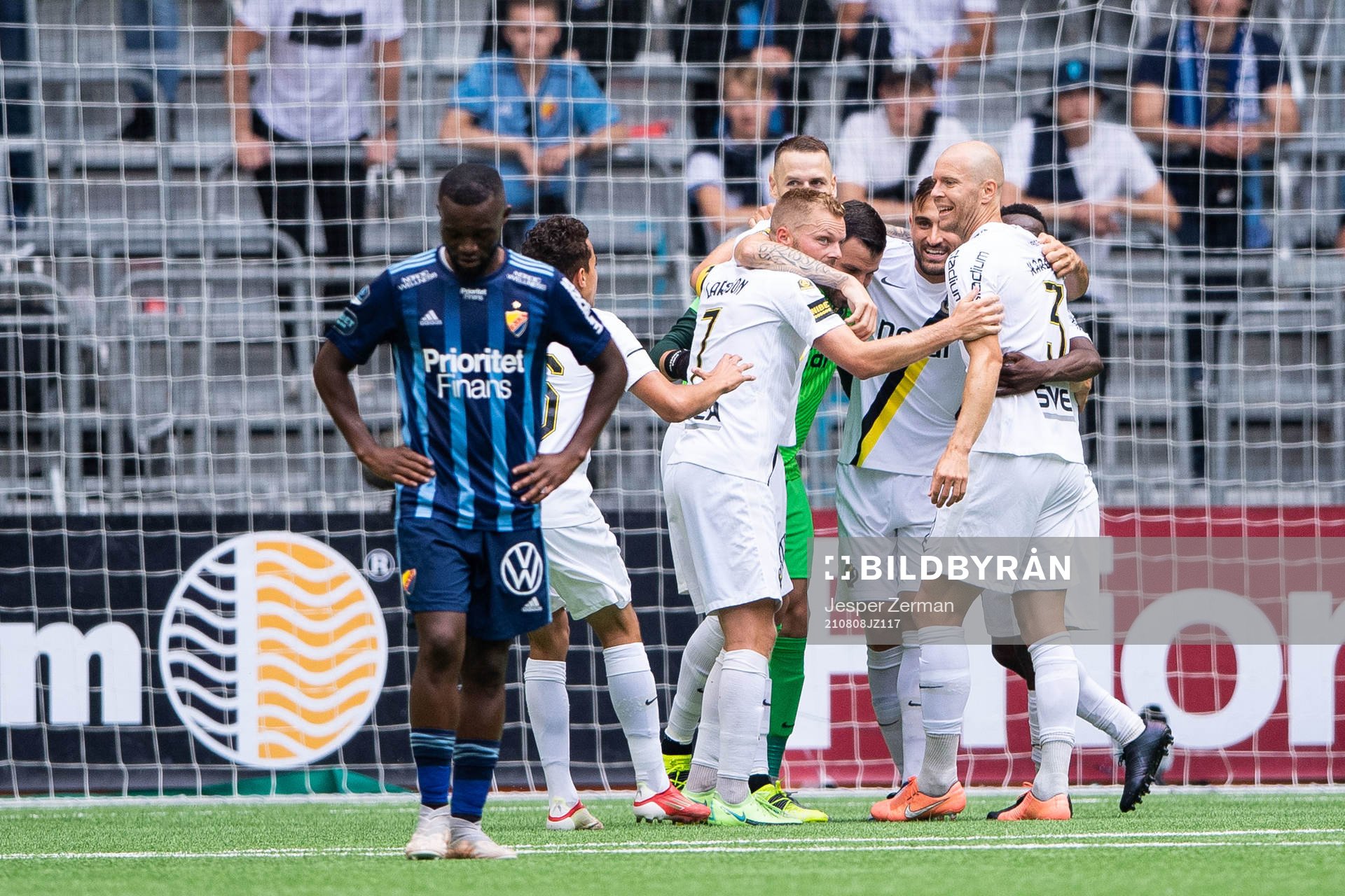 s Sebastian Larsson och Per Karlsson jublar och
