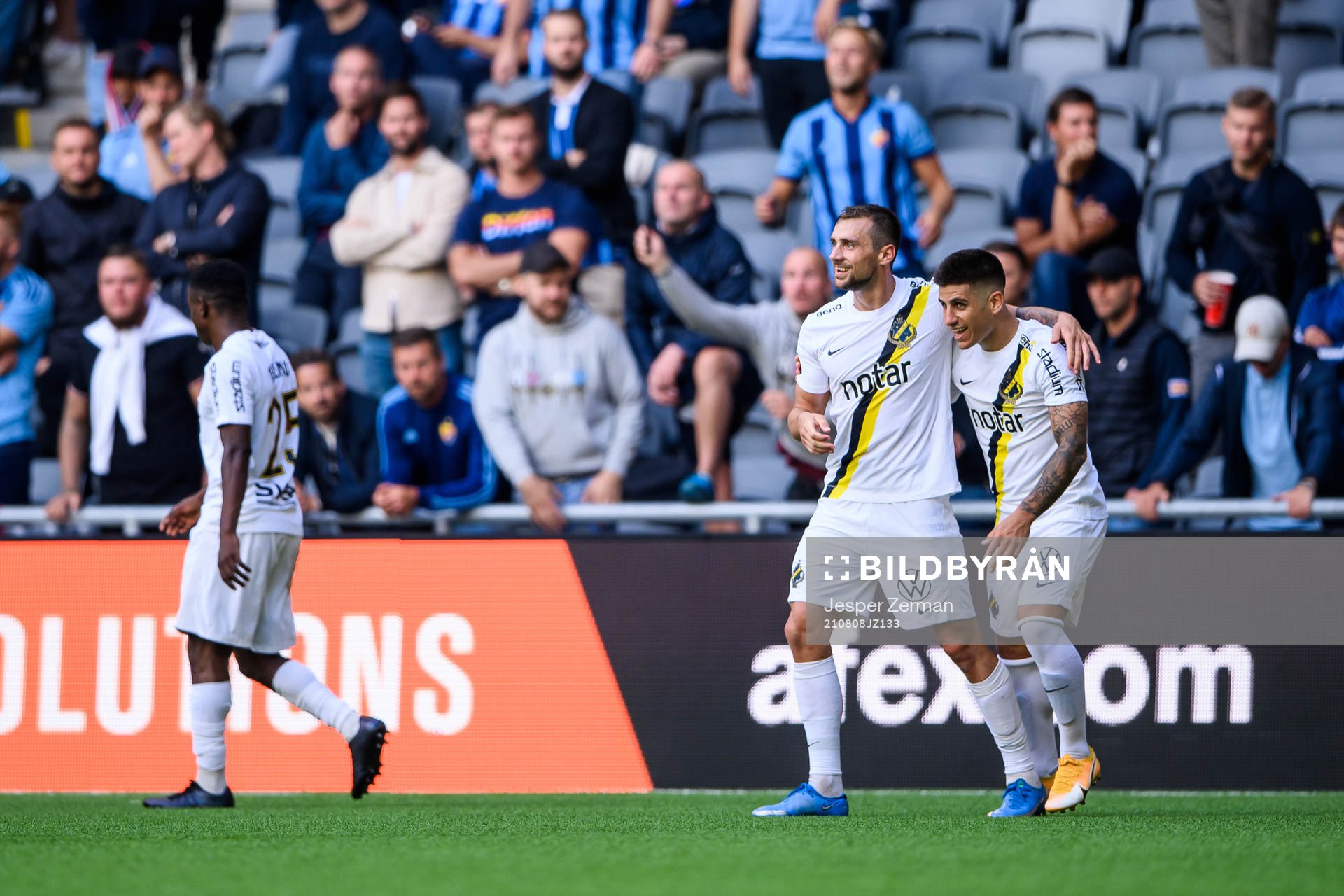 s Nicolas Stefanelli (h) jublar med Filip Rogic