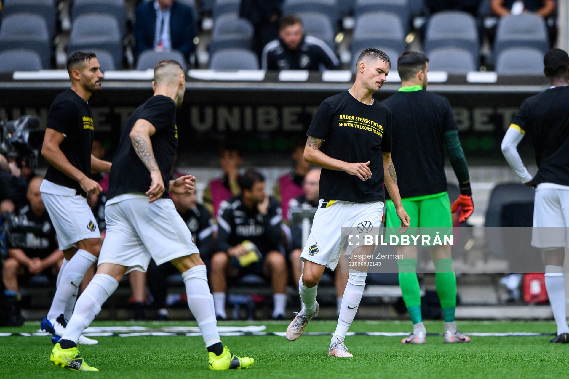 s Mikael Lustig med en t-shirt i protest mot villkorstrappan