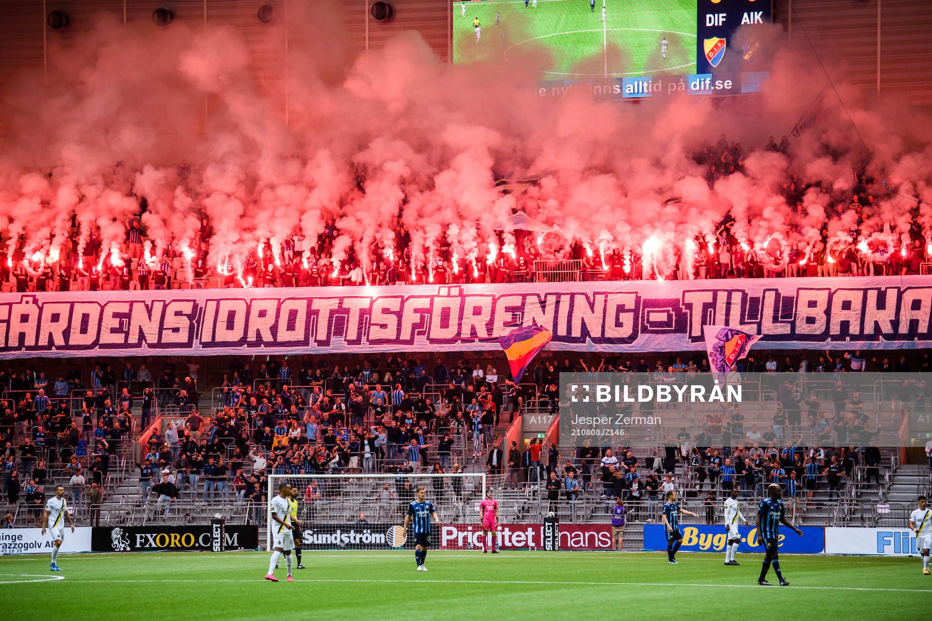 Djurgårdens supportrar bränner bengaler