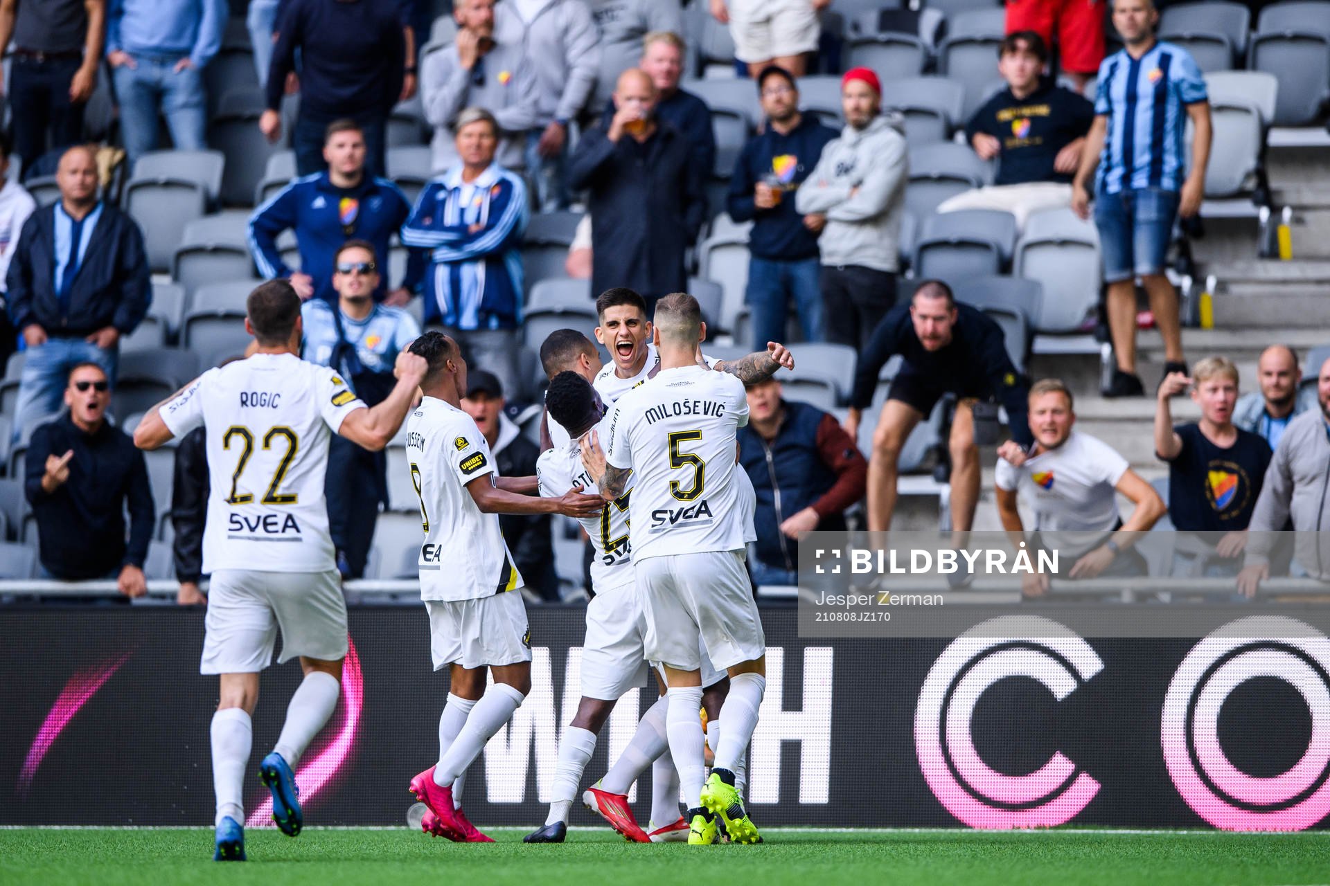 s Nicolas Stefanelli jublar med lagkamrater efetr 1-3